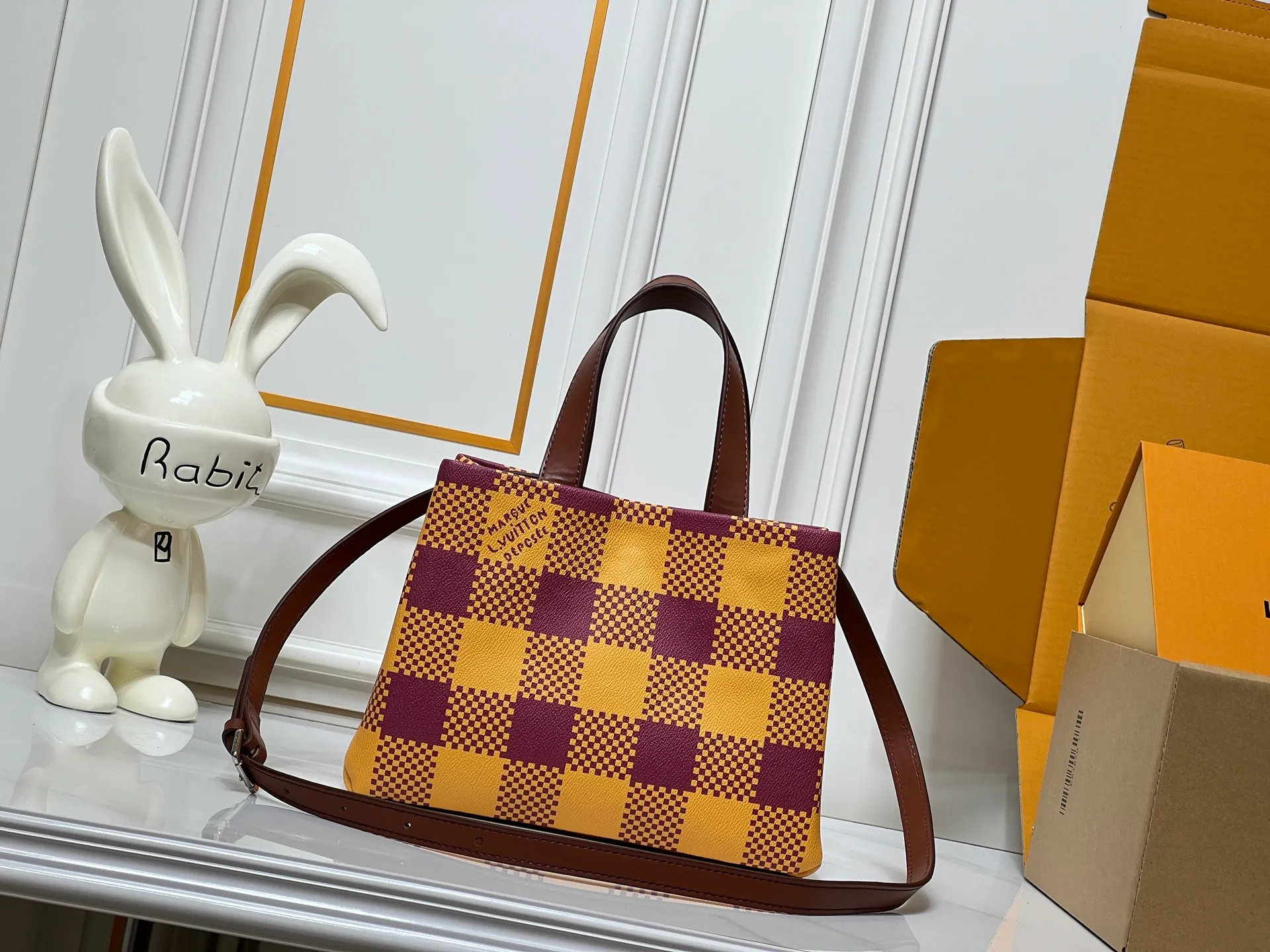 Batch 260💰M13940 Yellow Check Gradient Pink Gradient Blue Khaki Colored Check Black Check Presbyopia Orange Black Green Pink PHARREL and NIGO collection's joint series top original order This Shopper medium handbag draws inspiration from Louis Vuitton shopping bags, with the words Louis Vuitton and Maison Fondée En 1854 written on soft cow leather, with top handles and detachable shoulder straps. 25x19x11 • Cow leather • Cow leather trim • Textile lining • Metal hardware • Musketon closure • Main compartment • Zip pocket • Double patch pockets • Handles: Double handle