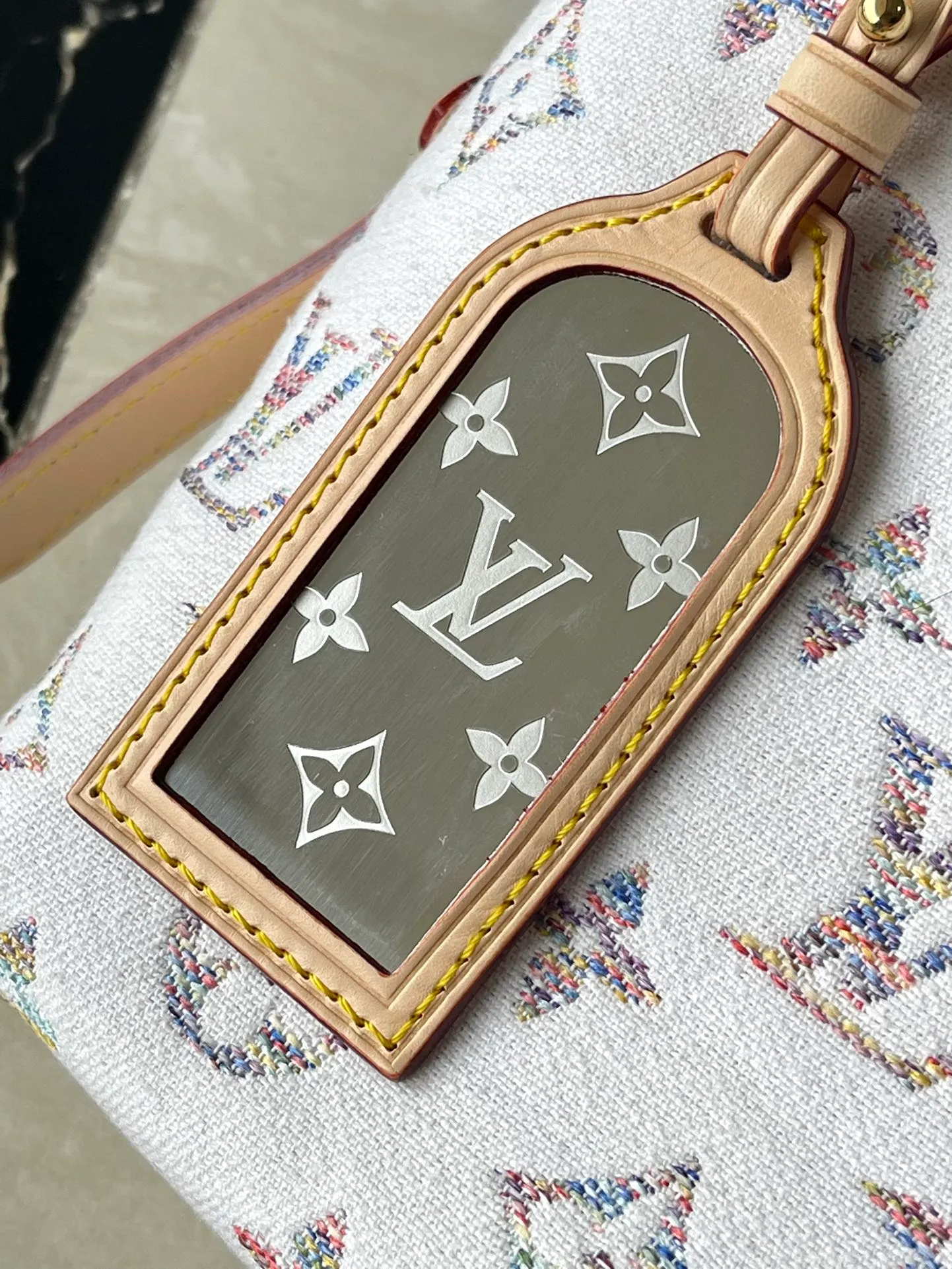 💰1160 Top original order M24707 This CarryAll small handbag is from the Nautical series and is made of Monogram jacquard fabric with cow leather trim. Colorful yarns create a Monogram pattern with subtle gradients of color. The laser-engraved mirror decoration makes it easy to organize makeup, making it a perfect choice for urban life. Dimensions: 29 x 24 x 12 cm length x height x width)