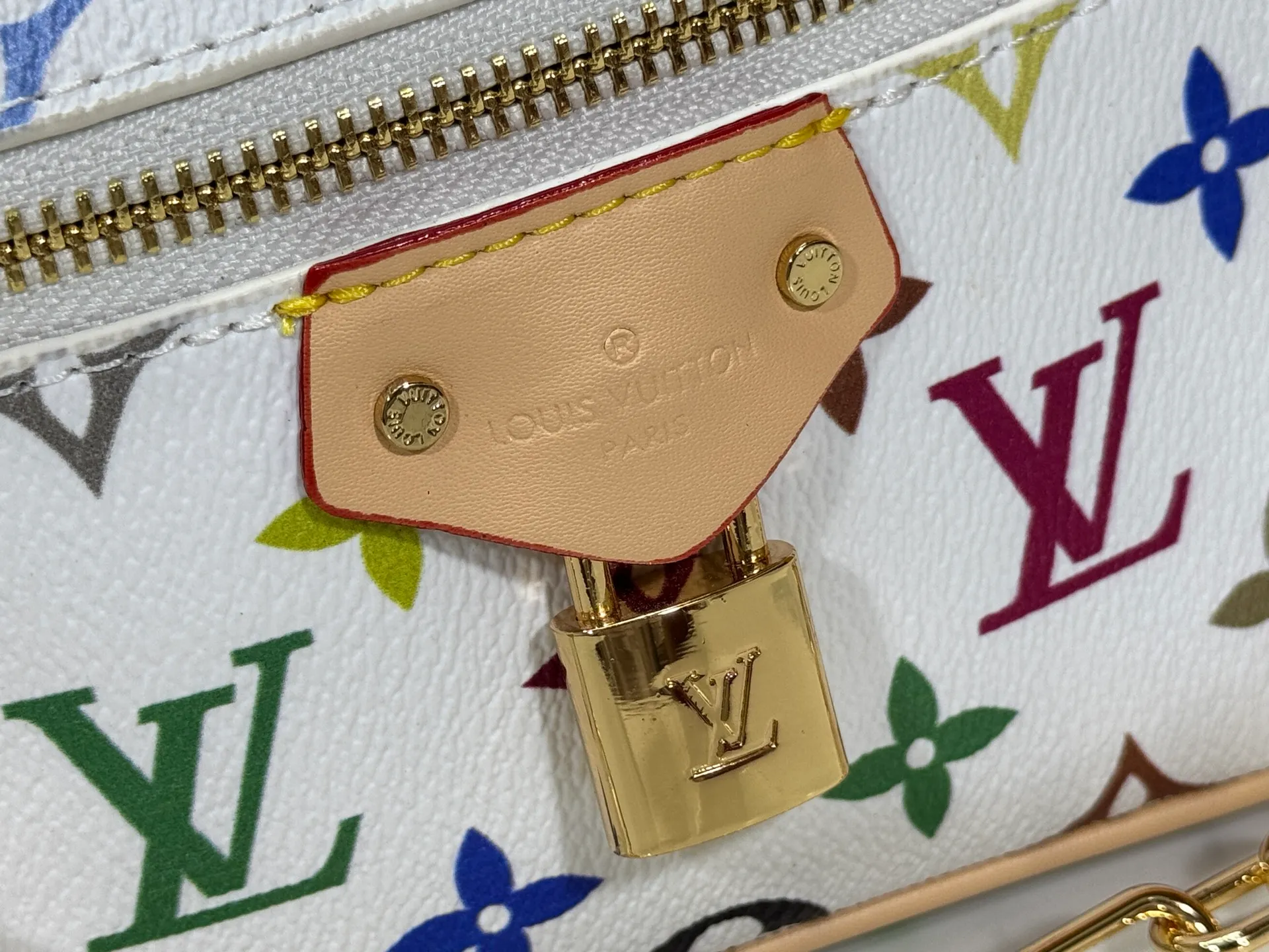 P280 Upgraded original M13662 This Vanity Pouch handbag is from the Louis Vuitton x Takashi Murakami reissue series, reinterpreting the brand's classic Monogram pattern with the artist's distinctive tones. Coated canvas is trimmed with calfskin, while a zipper closure, detachable chain and LV-engraved padlock add a metallic sheen. Dimensions: 11.5 x 6.5 x 19 cm (height x width x length)