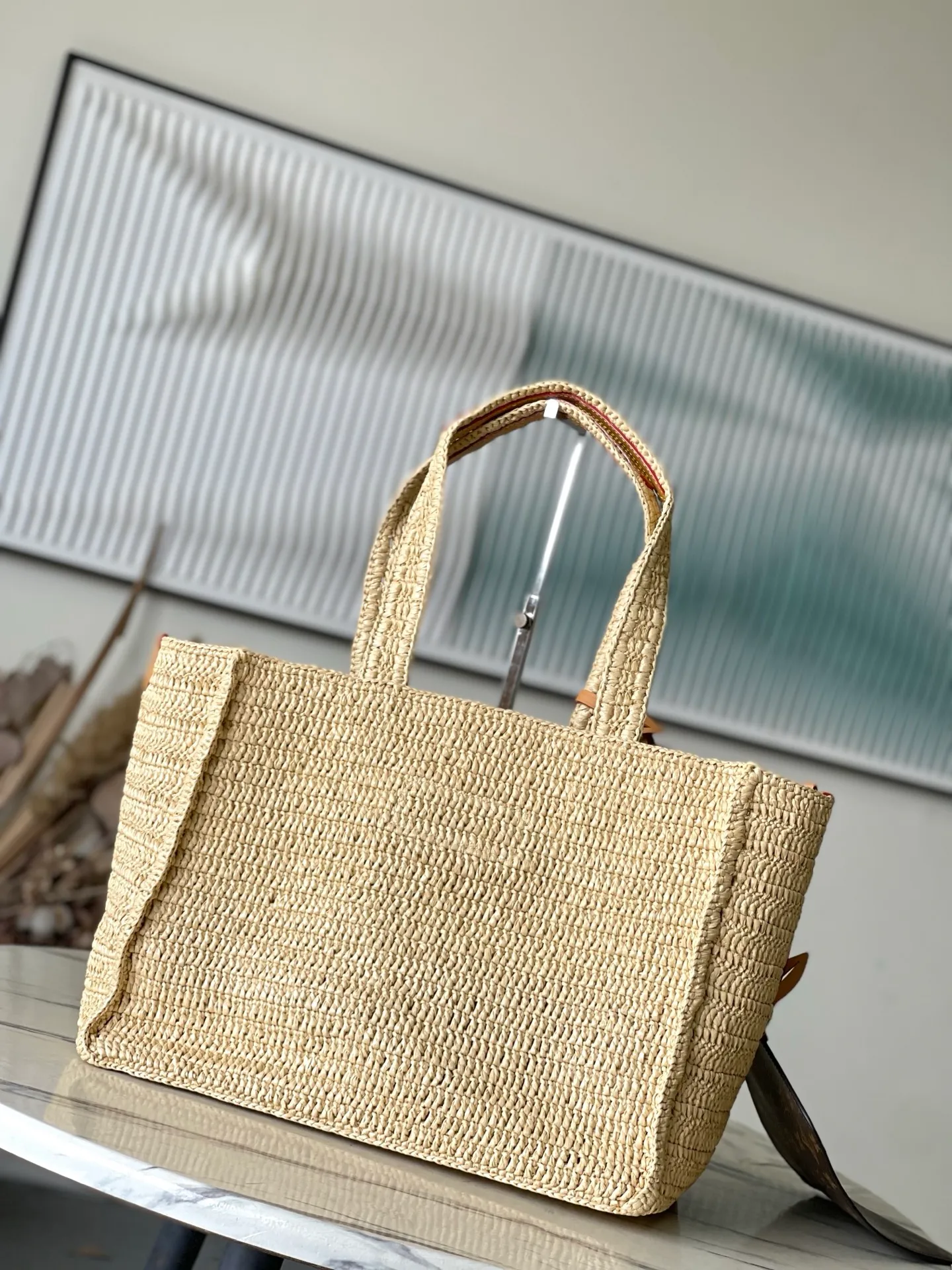 💰1580 Top Original Order M14458 This Shopper Tote handbag is filled with summery atmosphere with light raffia, which cleverly reflects the Louis Vuitton logo embroidery on the front. The removable distressed leather nameplate adds a retro charm, and the Louis Vuitton woven label on the inside highlights the new season cruise theme. Dimensions: 44 × 32 × 17 cm