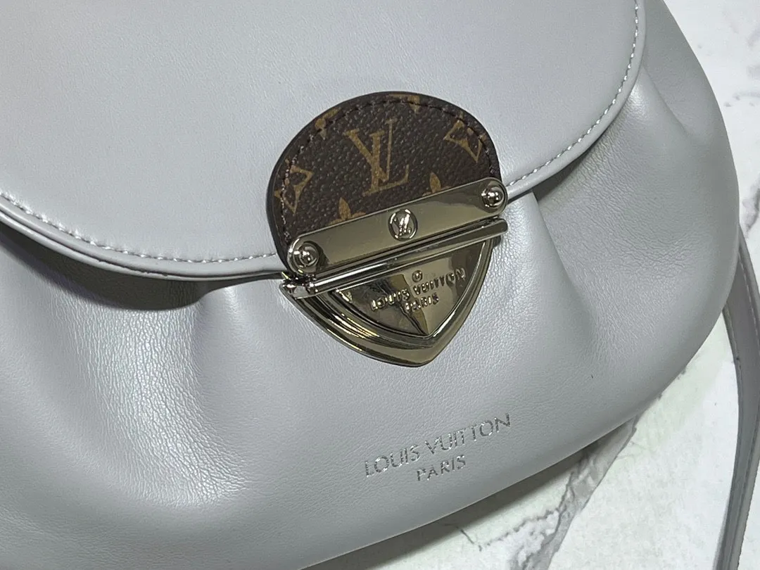 Batch 260💰Upgraded original M46829 black leather gray leather presbyopia Sunset handbag focusing on Monogram Denim canvas. The material is made through multiple processes. The Monogram pattern is woven from cotton yarn certified by the Global Organic Textile Standard and then bleached. The finished product is sand-washed to create a unique look, and branded buckles add an eye-catching touch. 27.0 x 18.0 x 3.0 cm (length x height x width)