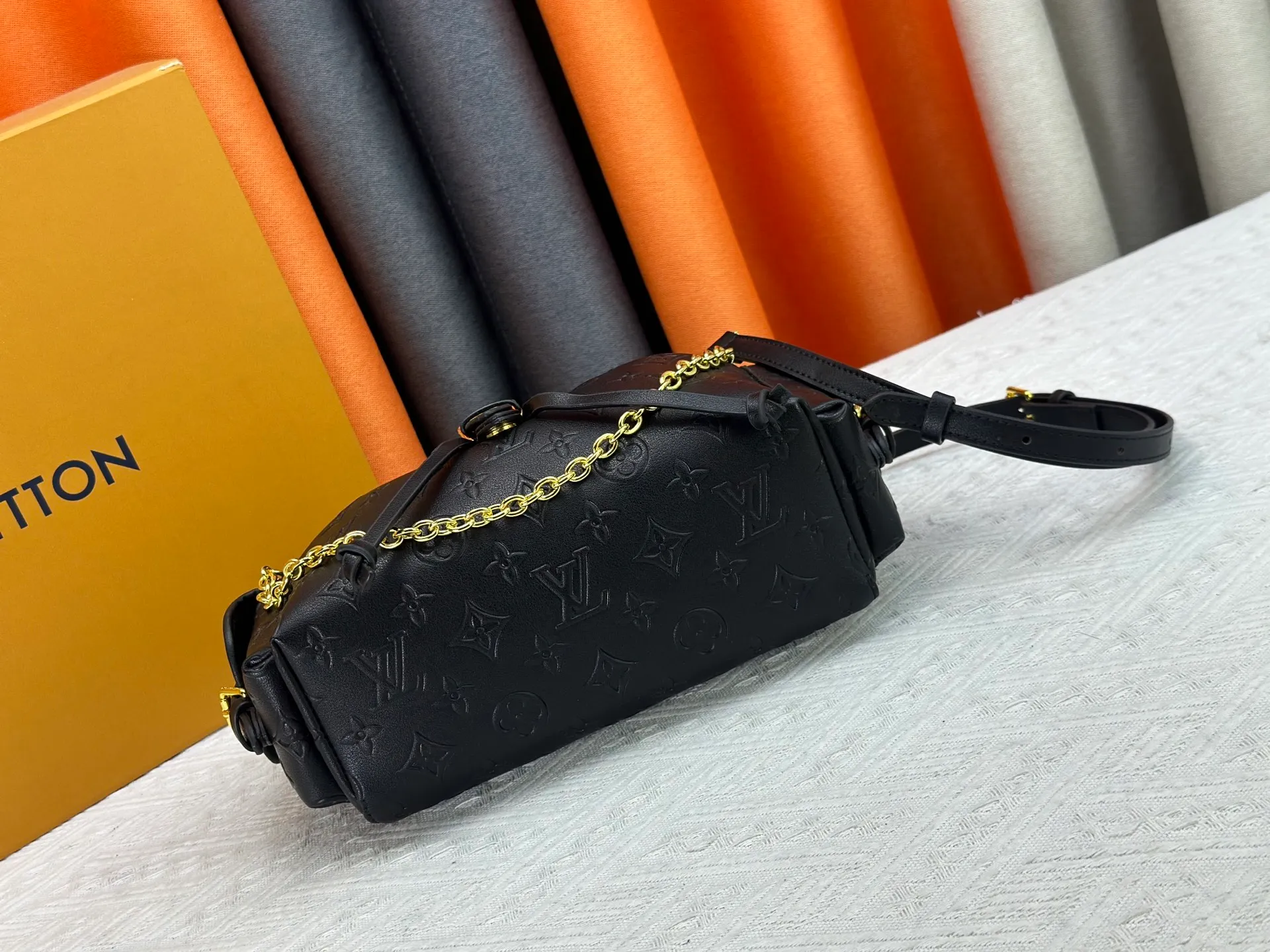 P280 Upgraded original M25085 This Odysée handbag is from the 2025 early autumn series, paying tribute to the brand heritage with a stylish everyday design. Dazzling buckles and detachable chains accentuate the Monogram canvas body, and the side pockets provide easy access to keys, lipstick and other small items. Dimensions: 27.0 x 17.0 x 12.0 cm (length x height x width)