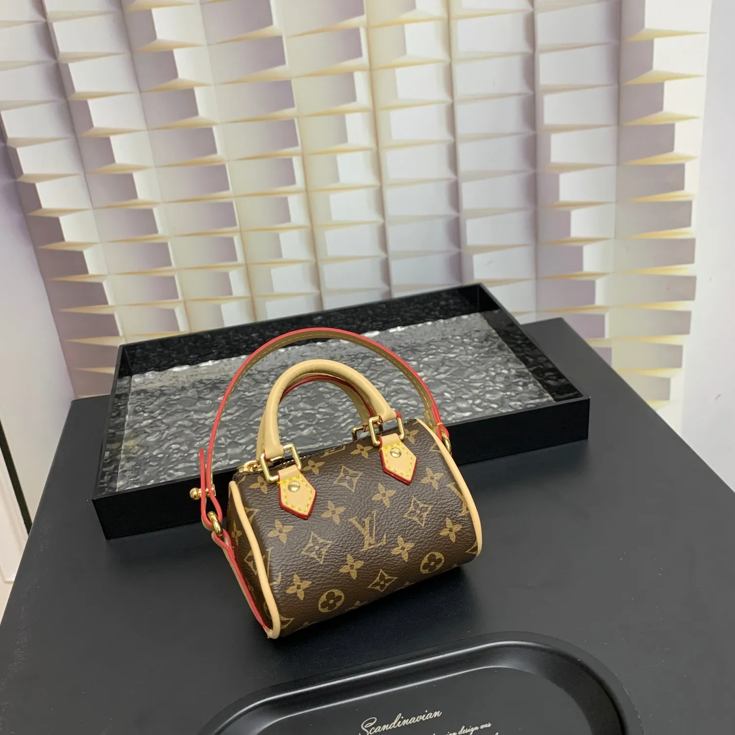 💰200 MINI KEEPALL bag charm and keychain ☀️Louis Vuitton Louis Vuitton lv mini pillow bag pendant ☀️This Mini Keepall bag charm and keychain condense the classic handbag configuration, boldly showing the spirit of adventure. Monogram canvas with LV inscribed hook buckle, whether hung on a belt or handbag, its zipper closure and built-in keychain ensure secure storage