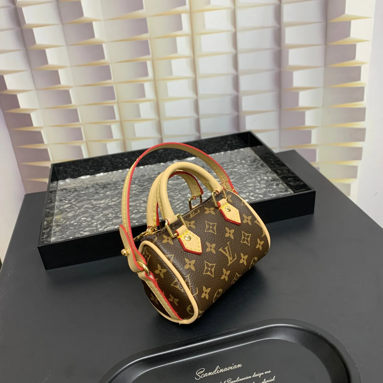 💰200 MINI KEEPALL bag charm and keychain ☀️Louis Vuitton Louis Vuitton lv mini pillow bag pendant ☀️This Mini Keepall bag charm and keychain condense the classic handbag configuration, boldly showing the spirit of adventure. Monogram canvas with LV inscribed hook buckle, whether hung on a belt or handbag, its zipper closure and built-in keychain ensure secure storage