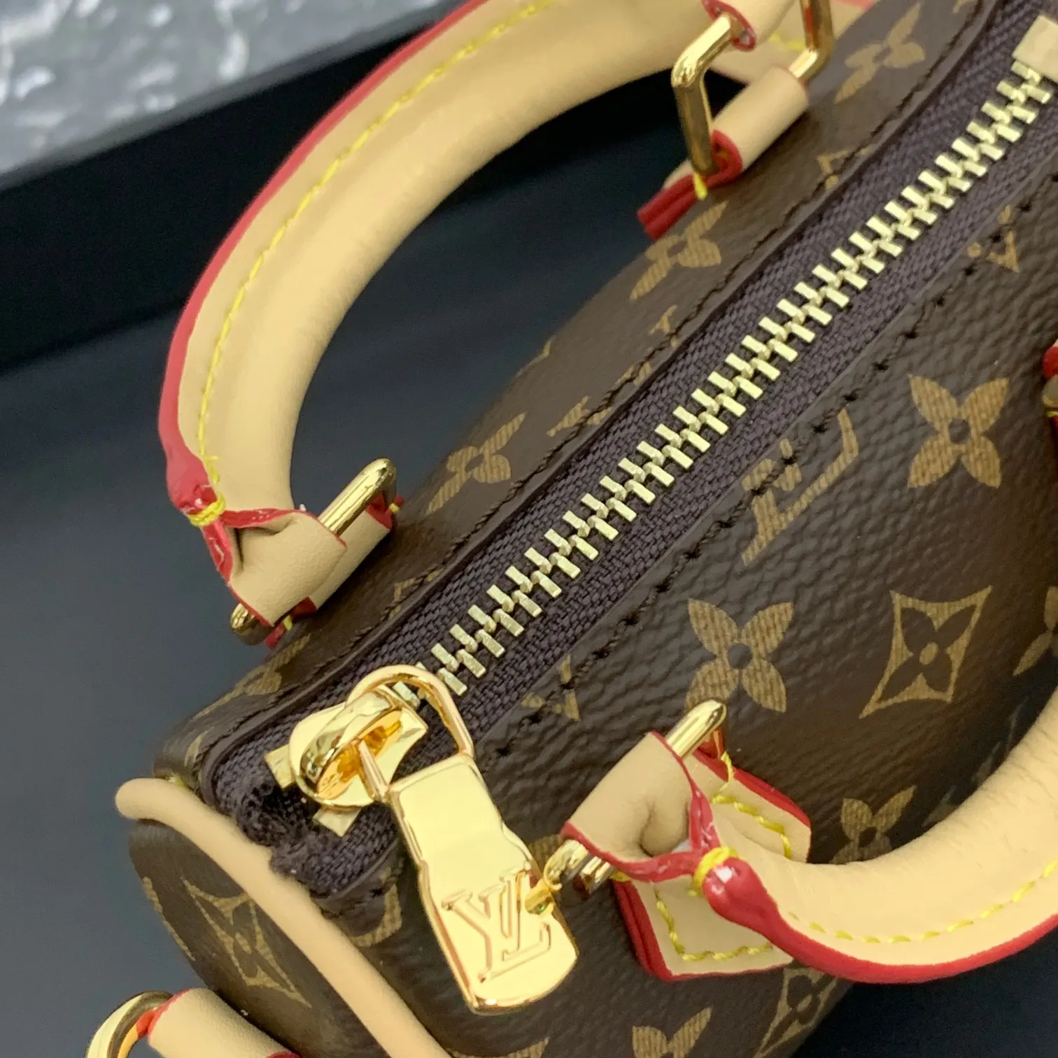 💰200 MINI KEEPALL bag charm and keychain ☀️Louis Vuitton Louis Vuitton lv mini pillow bag pendant ☀️This Mini Keepall bag charm and keychain condense the classic handbag configuration, boldly showing the spirit of adventure. Monogram canvas with LV inscribed hook buckle, whether hung on a belt or handbag, its zipper closure and built-in keychain ensure secure storage