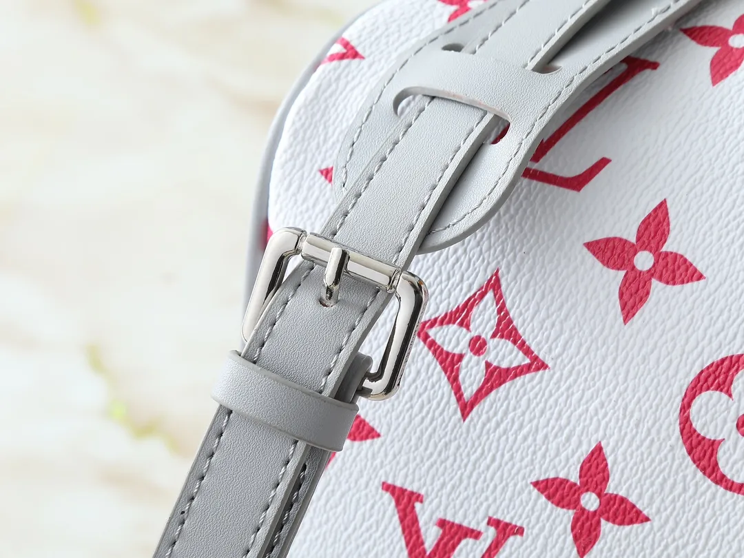 💰300💰Upgraded from the original M13935 M40391. This Keepall 30 handbag is made of Monogram Eclipse Reverse canvas, showing an elegant reinterpretation of Louis Vuitton's classic pattern. Reinforced straps and leather name tags continue the iconic elements of the Keepall series. Zipper closure keeps personal items safe and secure. Dimensions: 30.0 x 21.0 x 17.0cm (length x height x width)