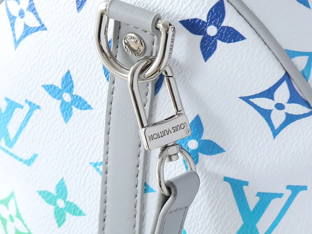 💰300💰Upgraded from the original M13935 M40391. This Keepall 30 handbag is made of Monogram Eclipse Reverse canvas, showing an elegant reinterpretation of Louis Vuitton's classic pattern. Reinforced straps and leather name tags continue the iconic elements of the Keepall series. Zipper closure keeps personal items safe and secure. Dimensions: 30.0 x 21.0 x 17.0cm (length x height x width)