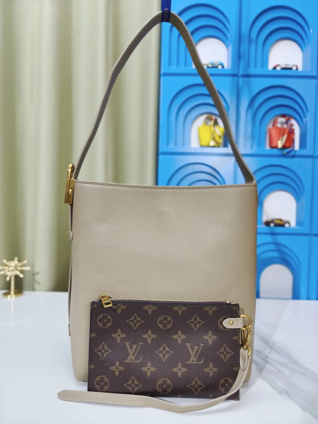 P large 280 💰 small 260 💰 Upgraded original (imitation original) m24988 m24974 m24856 m25022 m25352 m125353m25354 This lowkey hobo handbag is made of smooth cow leather with a surface cow leather lining. It can accommodate short wallets, large smartphones, keys and other small items. The shoulder strap is adjustable with a padlock buckle, and the removable monogram canvas zippered interior pocket provides neat storage. Size: large 31.0x35.0x18.0 cm (length x height x width), small 24.0x28.0x16.0 cm (length x height x width)