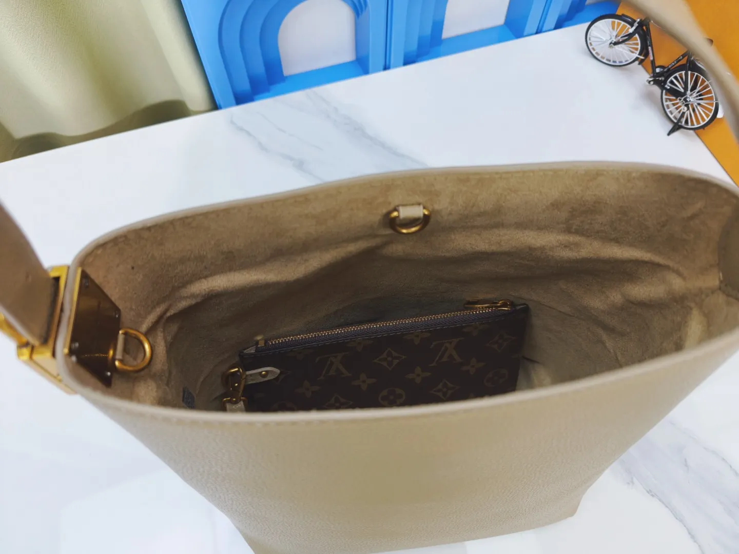 P large 280 💰 small 260 💰 Upgraded original (imitation original) m24988 m24974 m24856 m25022 m25352 m125353m25354 This lowkey hobo handbag is made of smooth cow leather with a surface cow leather lining. It can accommodate short wallets, large smartphones, keys and other small items. The shoulder strap is adjustable with a padlock buckle, and the removable monogram canvas zippered interior pocket provides neat storage. Size: large 31.0x35.0x18.0 cm (length x height x width), small 24.0x28.0x16.0 cm (length x height x width)