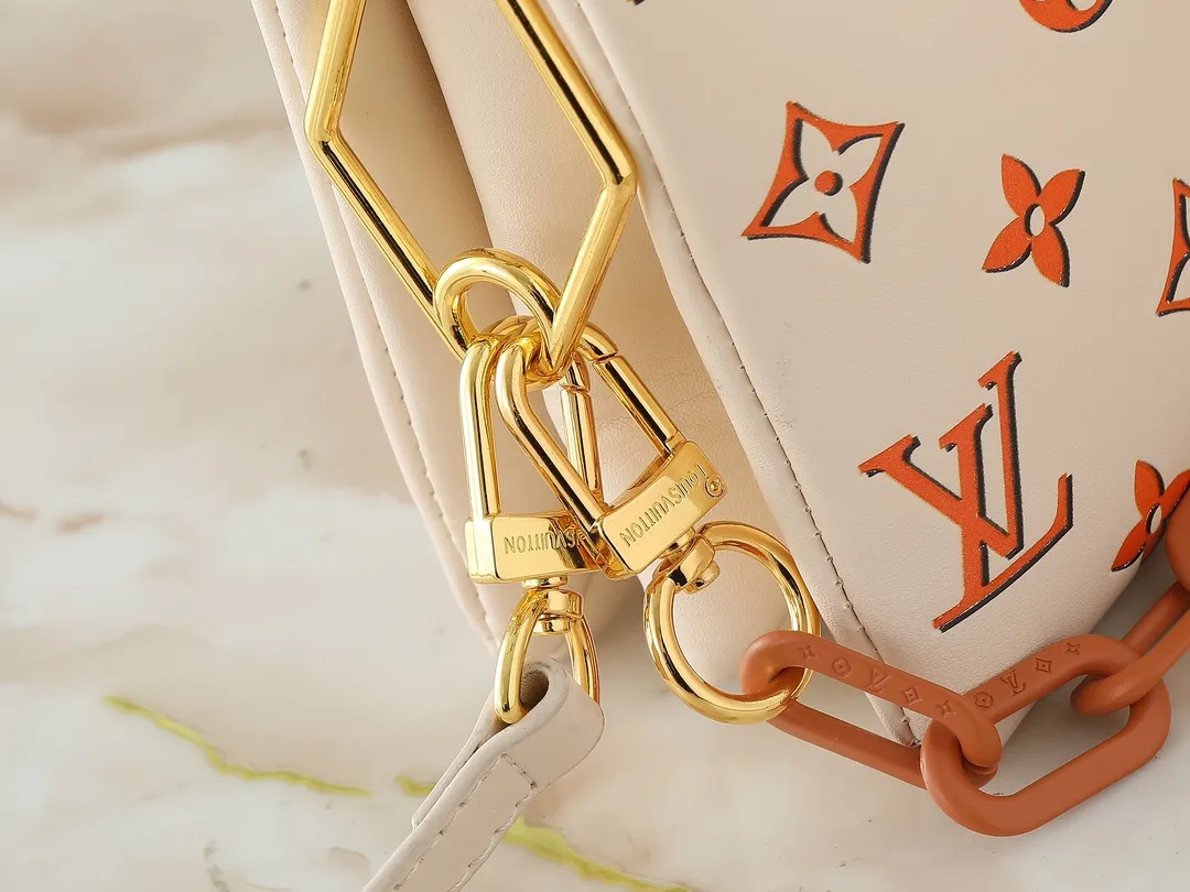 💰240💰Upgraded from the original M59598 M59389 M59396 M13233 M21259 M25218 M20770 M11401 This Coussin BB handbag is made of soft sheep leather with an embossed Monogram pattern. It has an inner compartment in a compact silhouette, making it an elegant choice for both day and night. Both the chunky chain and slim leather strap are removable, allowing for a variety of styling possibilities. Dimensions: 21.0 x 16.0 x 7.0 cm (length x height x width)