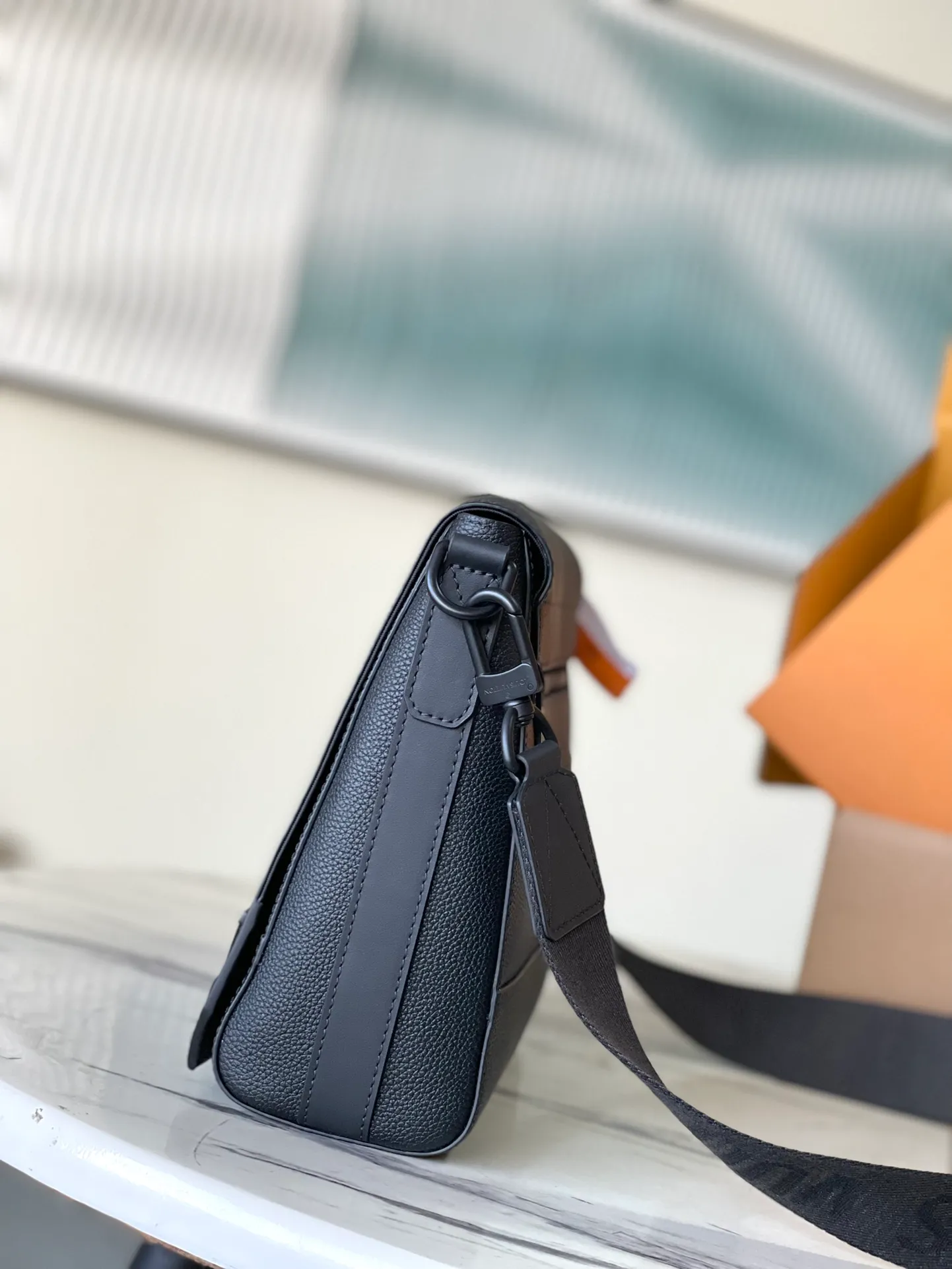 💰1120 (top layer leather) top original order M57080. Support counter inspection. Photos taken of duty-free goods are consistent with the product without unpacking. This product is an exclusive duty-free product in the market and is the highest-end product. Inspection is supported. This product has passed strict inspection and is flawless. Please wear gloves when touching the product. This product is not returnable or exchangeable. Please confirm the product first and then remove the label on the handle. This product is temporarily not open to the public, only regular customers, and is in short supply. Dimensions: 28 x 24 x 10 cm