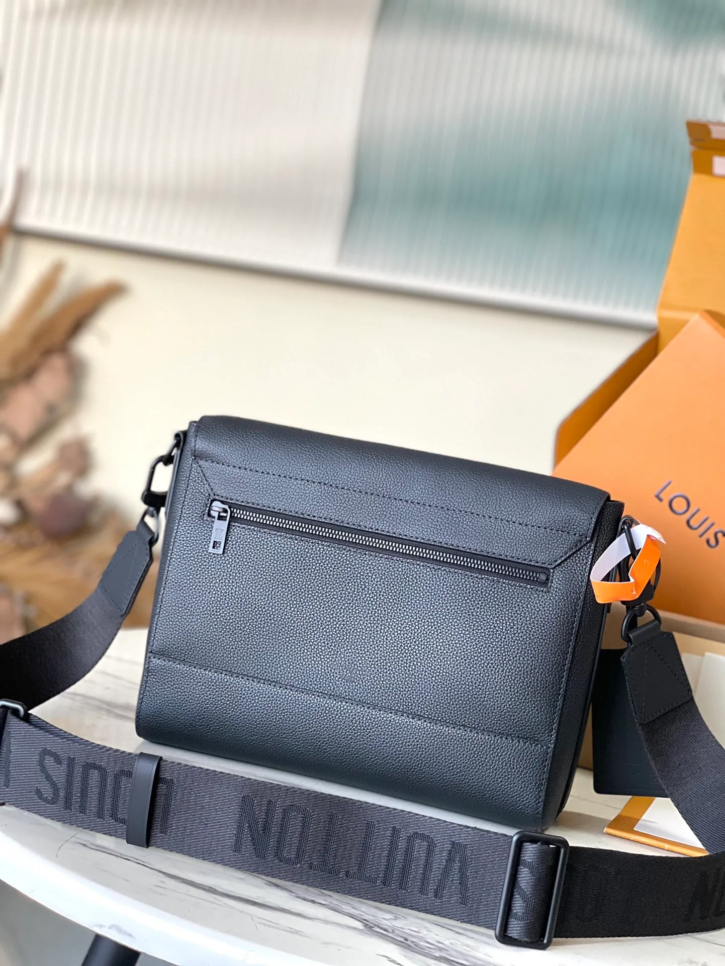 💰1120 (top layer leather) top original order M57080. Support counter inspection. Photos taken of duty-free goods are consistent with the product without unpacking. This product is an exclusive duty-free product in the market and is the highest-end product. Inspection is supported. This product has passed strict inspection and is flawless. Please wear gloves when touching the product. This product is not returnable or exchangeable. Please confirm the product first and then remove the label on the handle. This product is temporarily not open to the public, only regular customers, and is in short supply. Dimensions: 28 x 24 x 10 cm