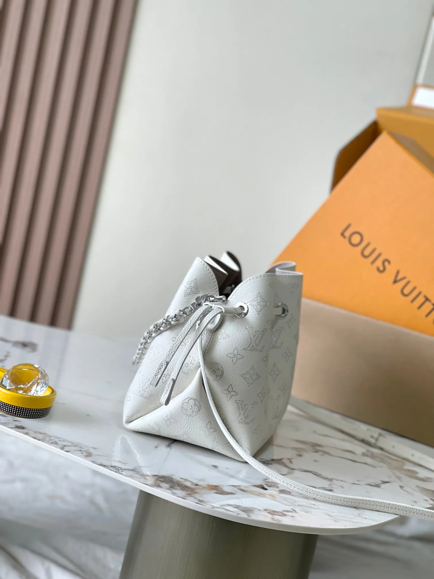 p2400 [Special grade MB163c chip version original leather] This Bella handbag model: M11841 off-white 163c chip Material: A-grade all-steel hardware, imported original cowhide Packaging: full set of original duty-free MB packaging Size: 19.0 x 22.0 x 14.0cm