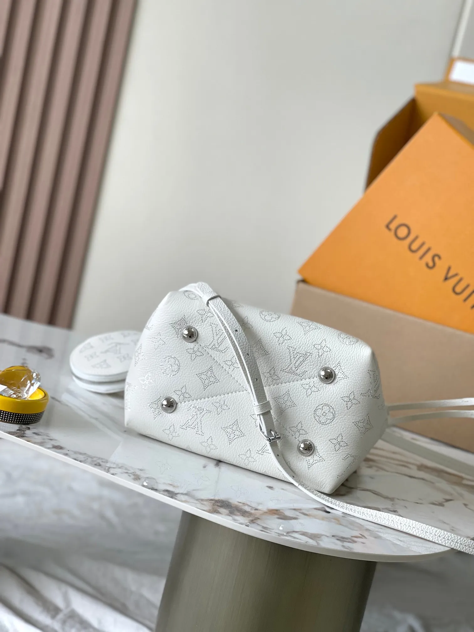 p2400 [Special grade MB163c chip version original leather] This Bella handbag model: M11841 off-white 163c chip Material: A-grade all-steel hardware, imported original cowhide Packaging: full set of original duty-free MB packaging Size: 19.0 x 22.0 x 14.0cm