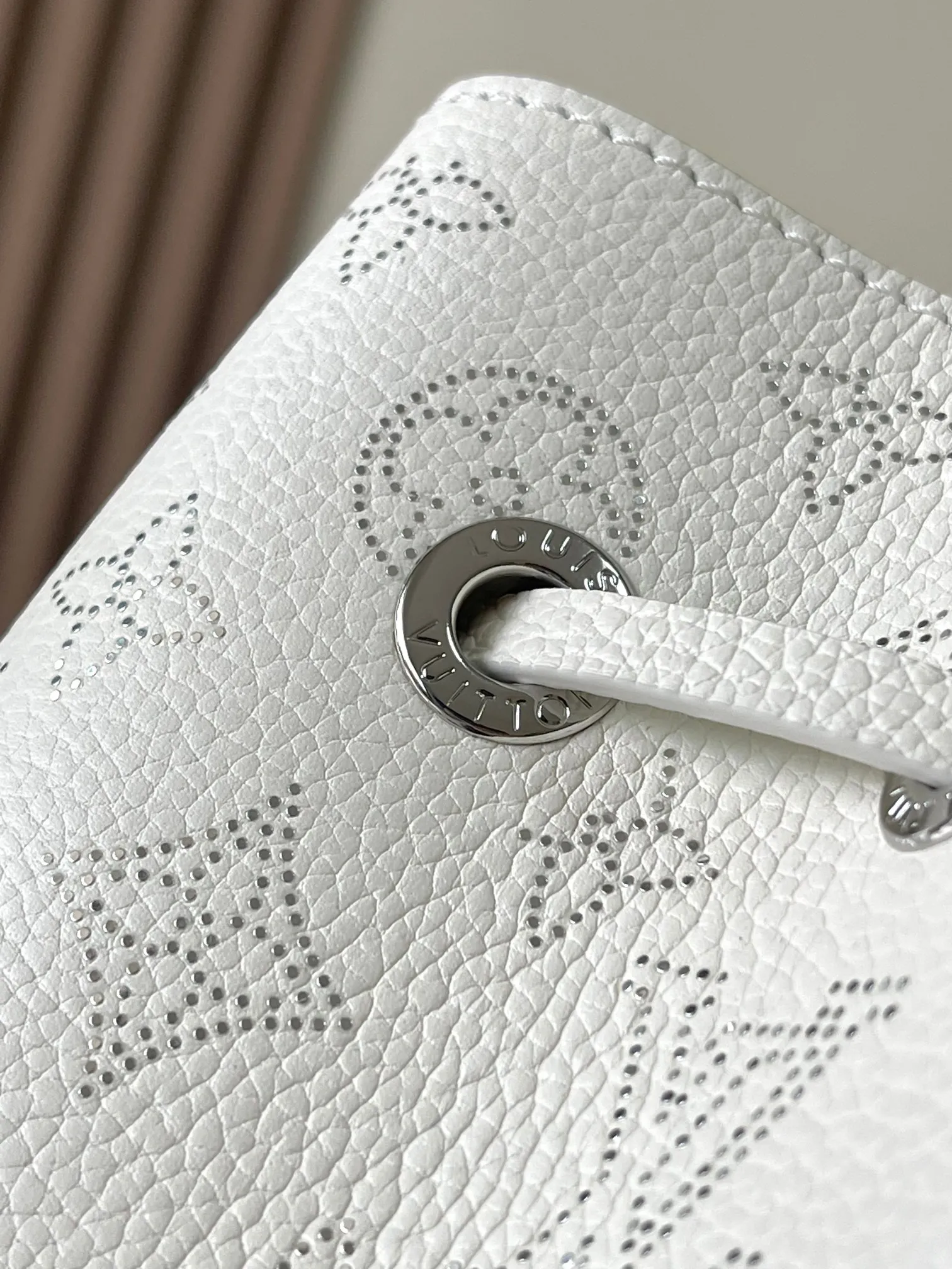 p2400 [Special grade MB163c chip version original leather] This Bella handbag model: M11841 off-white 163c chip Material: A-grade all-steel hardware, imported original cowhide Packaging: full set of original duty-free MB packaging Size: 19.0 x 22.0 x 14.0cm