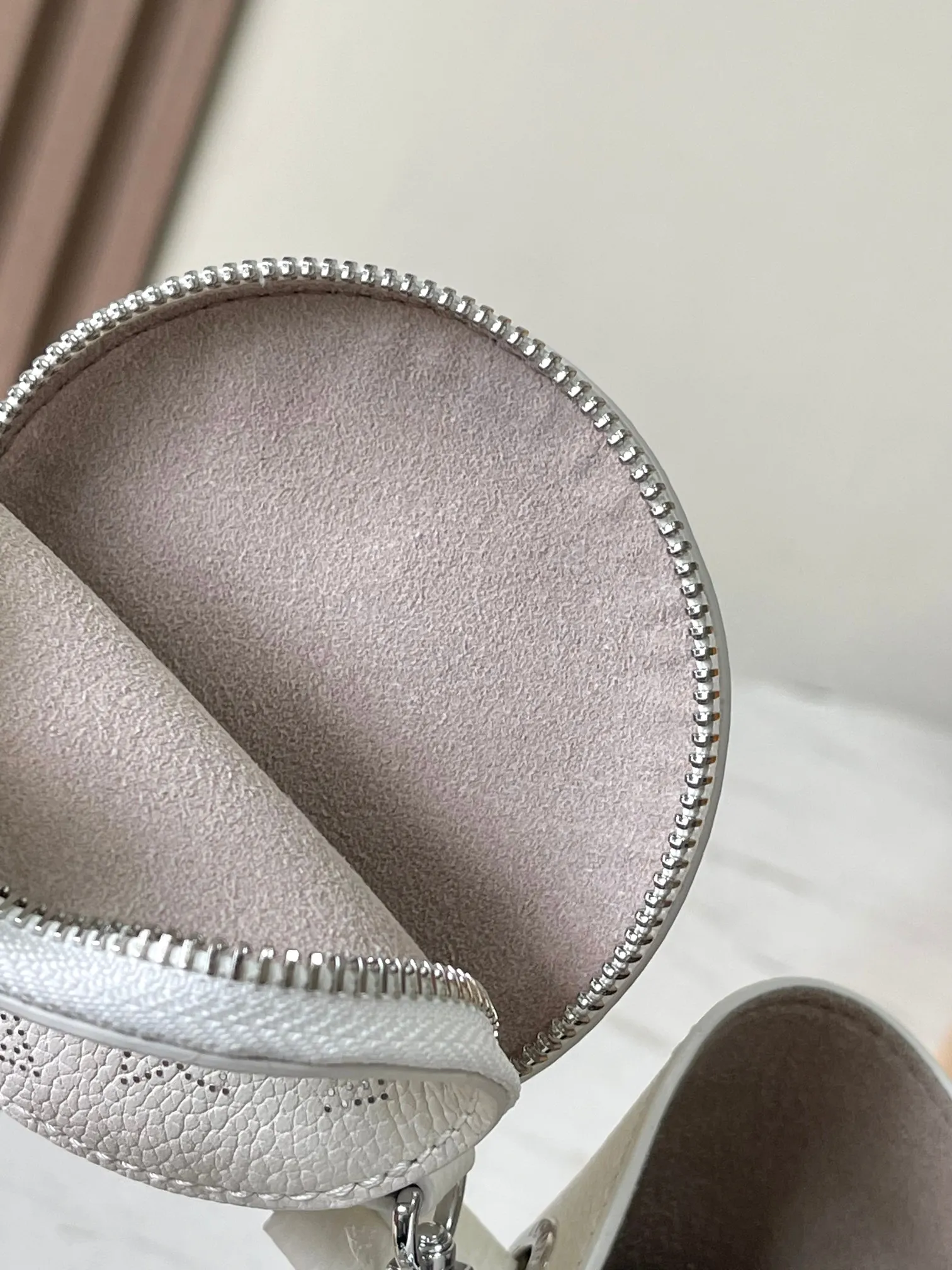 p2400 [Special grade MB163c chip version original leather] This Bella handbag model: M11841 off-white 163c chip Material: A-grade all-steel hardware, imported original cowhide Packaging: full set of original duty-free MB packaging Size: 19.0 x 22.0 x 14.0cm