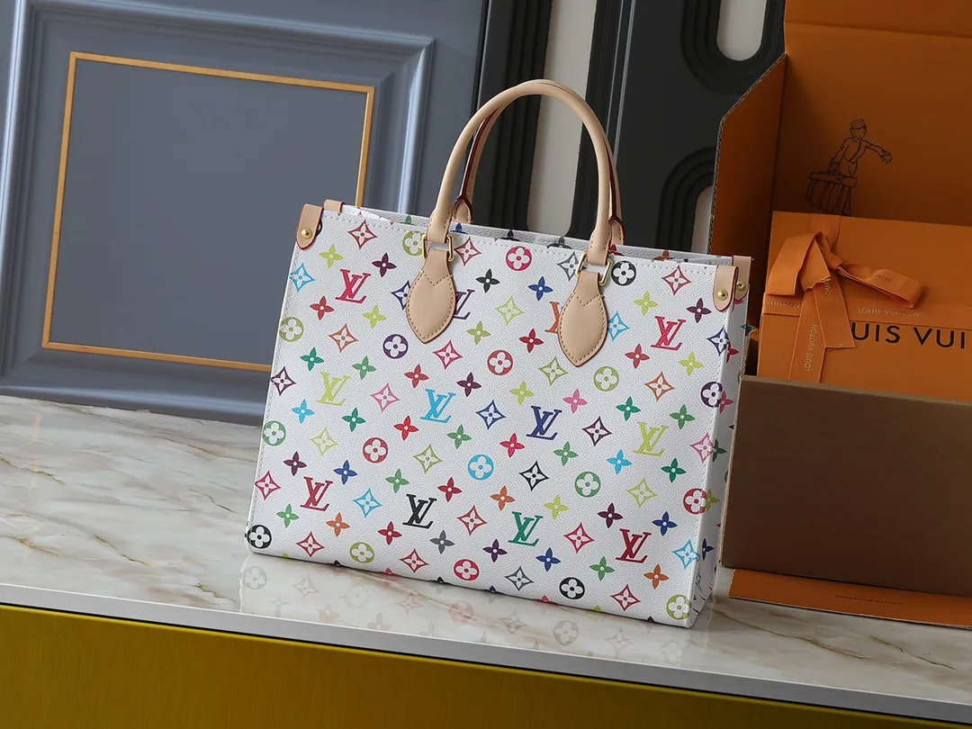💰260💰Upgraded original version 🔥New style🔥M45039 M45321 M44571 This Onthego medium handbag combines classic Monogram canvas and Monogram Reverse canvas on both sides to present completely different styles. Toron's dual handles and shoulder strap allow for a variety of carrying options. Dimensions: 34.0 x 26.0 x 13.0 cm (length x height x width)