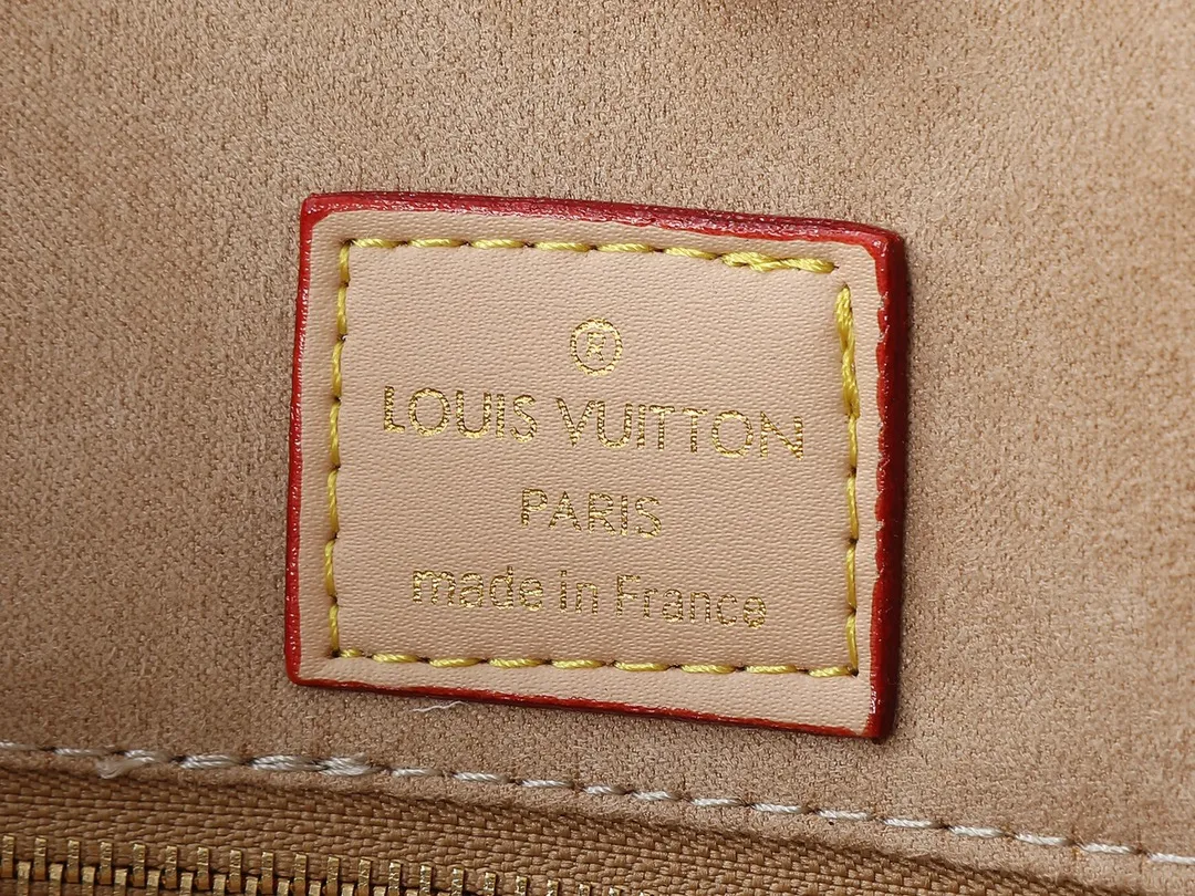 💰260💰Upgraded original version 🔥New style🔥M45039 M45321 M44571 This Onthego medium handbag combines classic Monogram canvas and Monogram Reverse canvas on both sides to present completely different styles. Toron's dual handles and shoulder strap allow for a variety of carrying options. Dimensions: 34.0 x 26.0 x 13.0 cm (length x height x width)