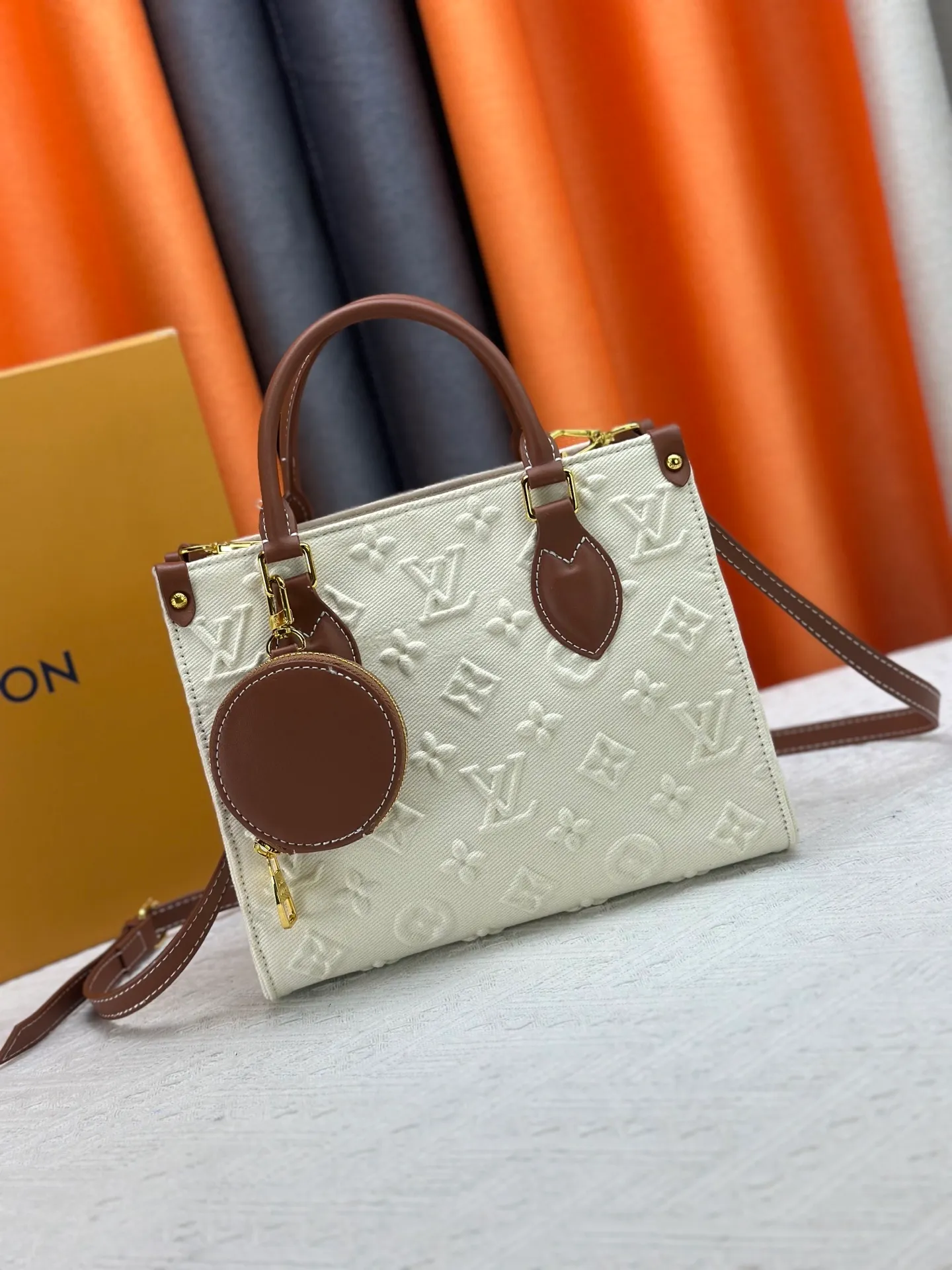 P300 M45659 M46373 Apricot embossed denim OnTheGo small new version The legendary ONTHEGO handbag: made of washed LV Blason denim, with deep tones to accentuate the gradient effect of the LV letters, showing Pharrell Williams' creative ingenuity in translating graceful music into fashion language. The zippered front pocket provides easy access to everyday items, while the drawstring closure and magnetic laces provide ample space. Detailed features25x11x19 cm