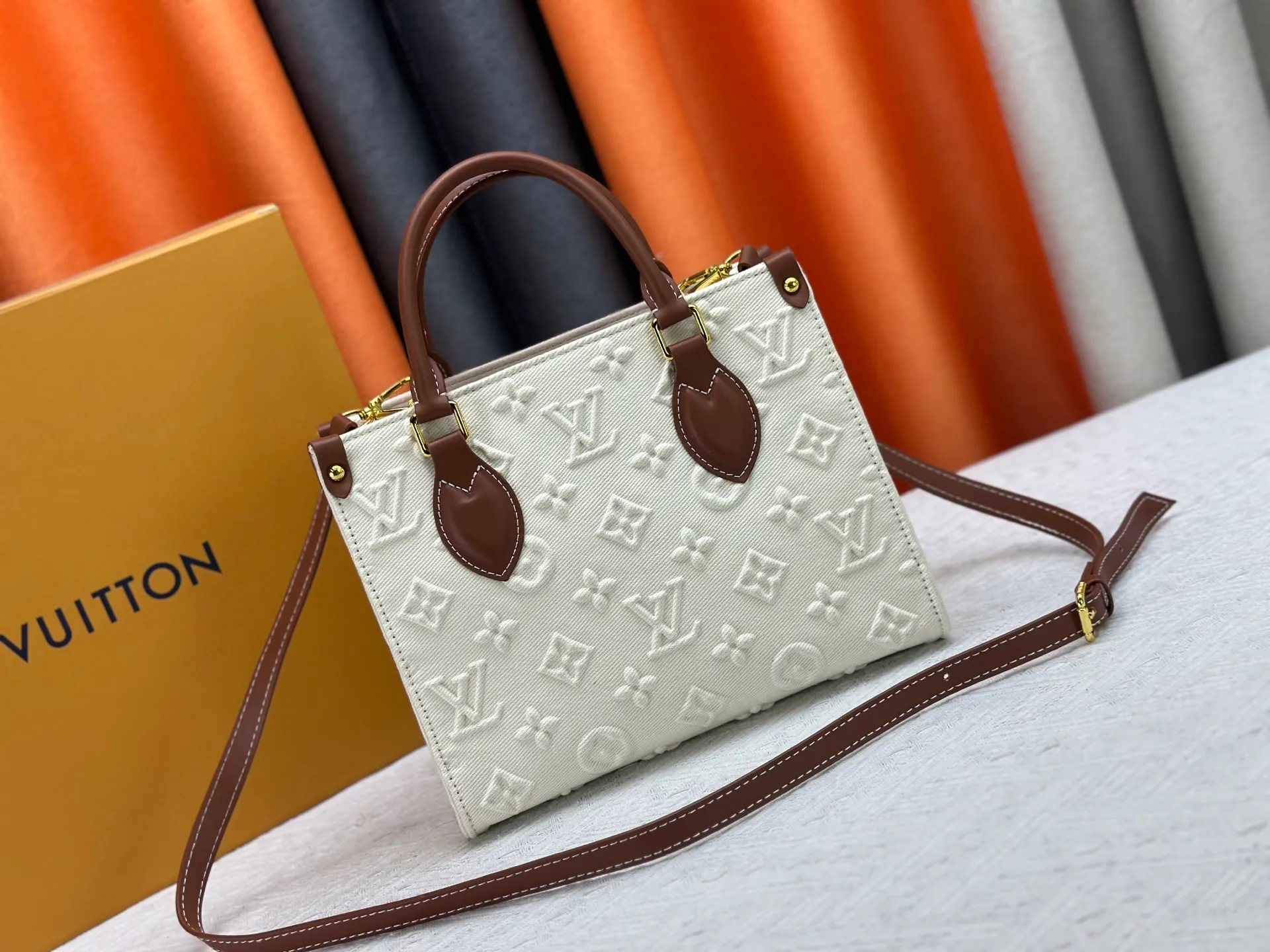 P300 M45659 M46373 Apricot embossed denim OnTheGo small new version The legendary ONTHEGO handbag: made of washed LV Blason denim, with deep tones to accentuate the gradient effect of the LV letters, showing Pharrell Williams' creative ingenuity in translating graceful music into fashion language. The zippered front pocket provides easy access to everyday items, while the drawstring closure and magnetic laces provide ample space. Detailed features25x11x19 cm