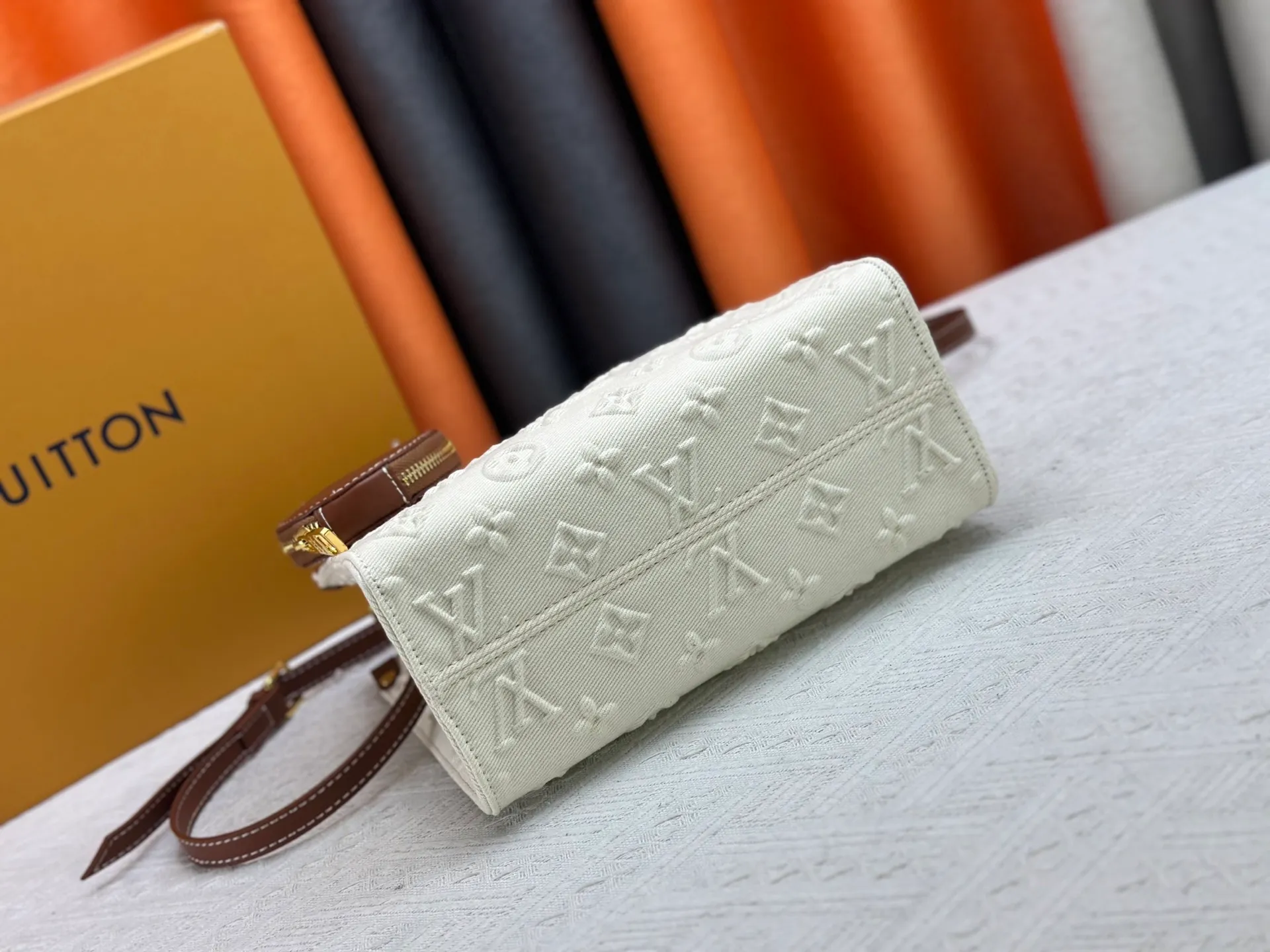 P300 M45659 M46373 Apricot embossed denim OnTheGo small new version The legendary ONTHEGO handbag: made of washed LV Blason denim, with deep tones to accentuate the gradient effect of the LV letters, showing Pharrell Williams' creative ingenuity in translating graceful music into fashion language. The zippered front pocket provides easy access to everyday items, while the drawstring closure and magnetic laces provide ample space. Detailed features25x11x19 cm