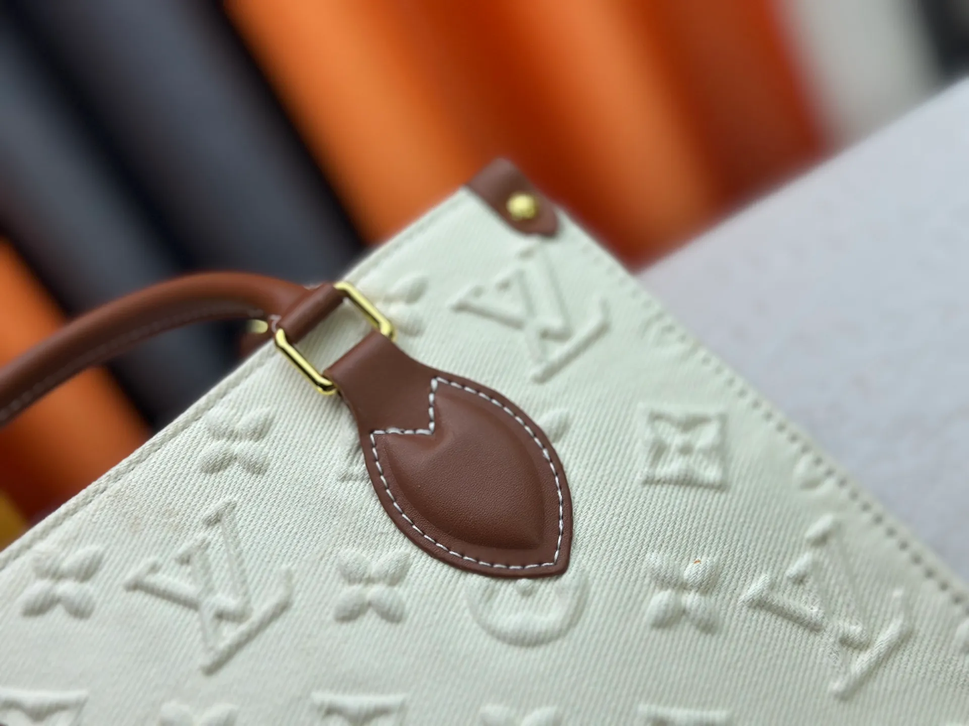 P300 M45659 M46373 Apricot embossed denim OnTheGo small new version The legendary ONTHEGO handbag: made of washed LV Blason denim, with deep tones to accentuate the gradient effect of the LV letters, showing Pharrell Williams' creative ingenuity in translating graceful music into fashion language. The zippered front pocket provides easy access to everyday items, while the drawstring closure and magnetic laces provide ample space. Detailed features25x11x19 cm