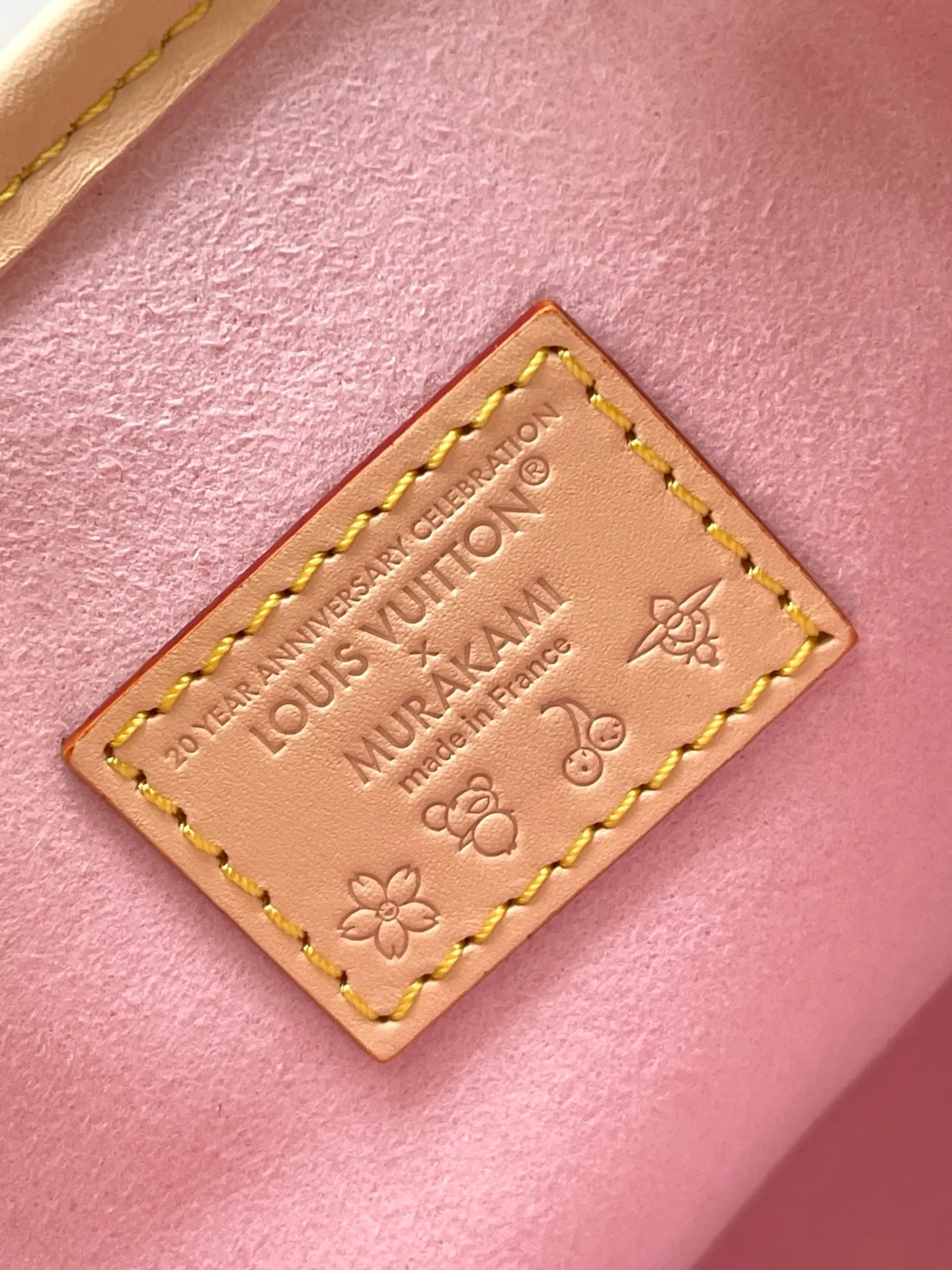 💰900 Top Original Order M13417 This Nano Bucket handbag is constructed of classic Monogram coated canvas with a sophisticated design, and is completed with cow leather trim and dazzling metal parts. The Cherry Blossom pattern on the body of the bag conveys the atmosphere of prosperous recovery and highlights the distinctive style of Japanese artist Takashi Murakami. The detachable shoulder strap allows for a variety of carrying options, and the leather keychain adds a functional detail. Dimensions: 13 × 17 × 9 cm
