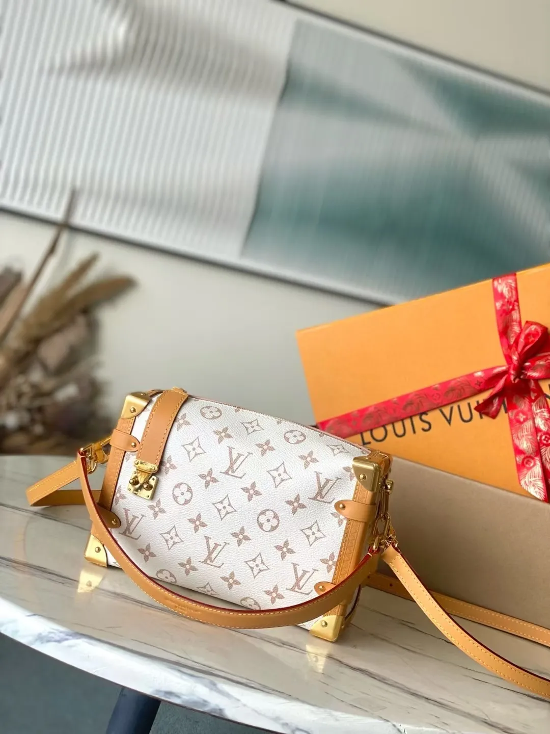 💰1080 Top original order M26287 This Side Trunk medium handbag is dipped in the brand's classic Monogram canvas in soft dune tones, and then trimmed with cow leather to create a visual contrast. The dazzling S-lock and metal corners add sophisticated touches. Dimensions: 23.5 × 16 × 8.5 cm