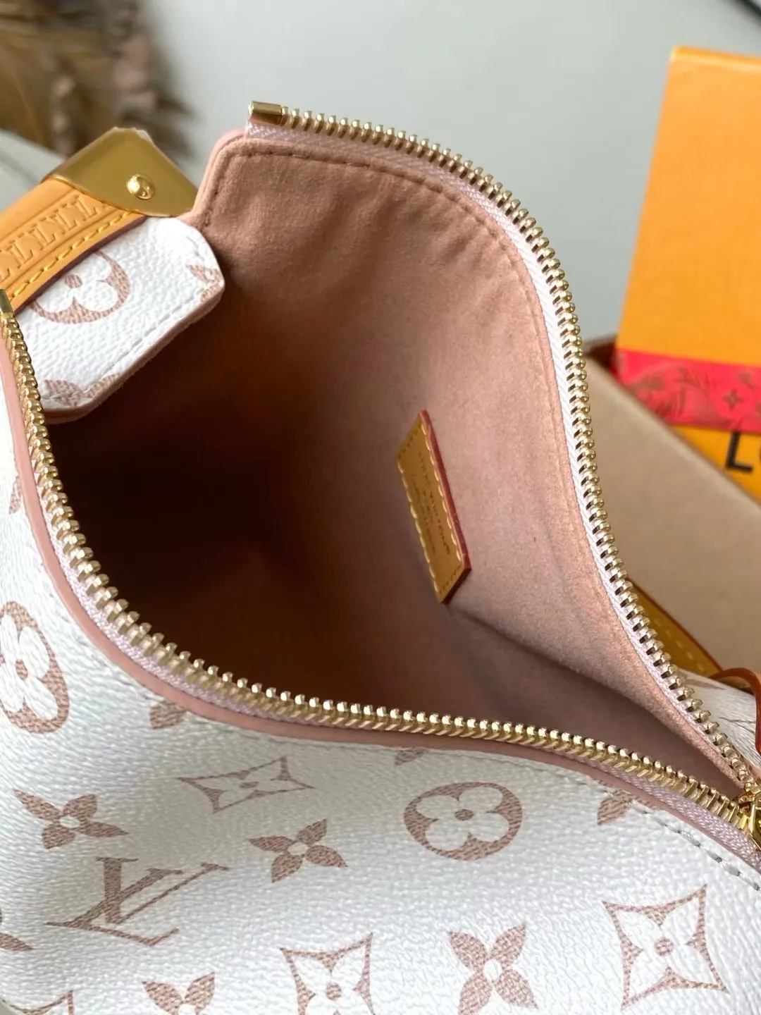 💰1080 Top original order M26287 This Side Trunk medium handbag is dipped in the brand's classic Monogram canvas in soft dune tones, and then trimmed with cow leather to create a visual contrast. The dazzling S-lock and metal corners add sophisticated touches. Dimensions: 23.5 × 16 × 8.5 cm