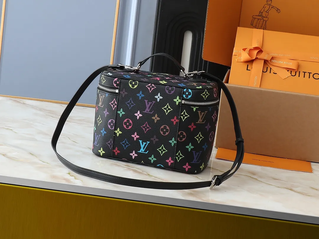 💰320💰Upgraded from the original M13747 M44495 M42265 M44936 M42263 lv Murakami Nice mini Nano cosmetic bag with Monogram printing and 33 colorful colors. In 2025, Murakami and LV jointly launched the white and black tricolor twelve pieces, which are very popular around the world and are loved by celebrities and celebrities. Dimensions: 24 x 17 x 14 (LxHxW)