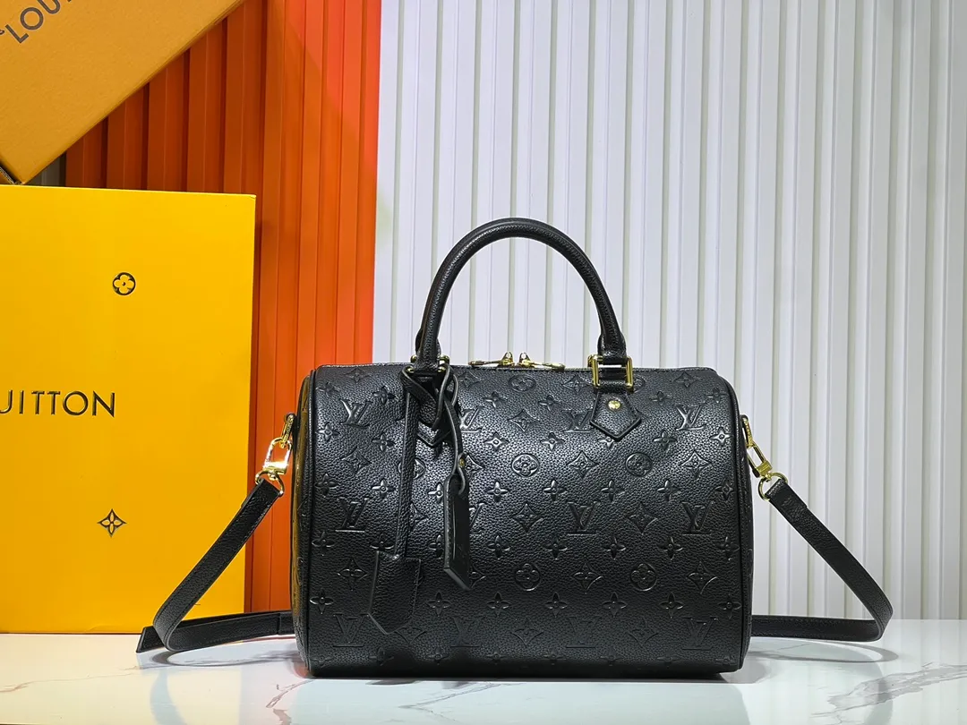 Batch 300💰Upgraded from the original M47186 M11323 M40391 This Speedy Soft 30 handbag renews the classic design of the Speedy handbag, using Monogram Empreinte leather and suede cowhide lining to create a light and soft structure. Whether carried by hand, cross-body or shoulder, you can create a trendy look. Dimensions: 30x21x17 cm