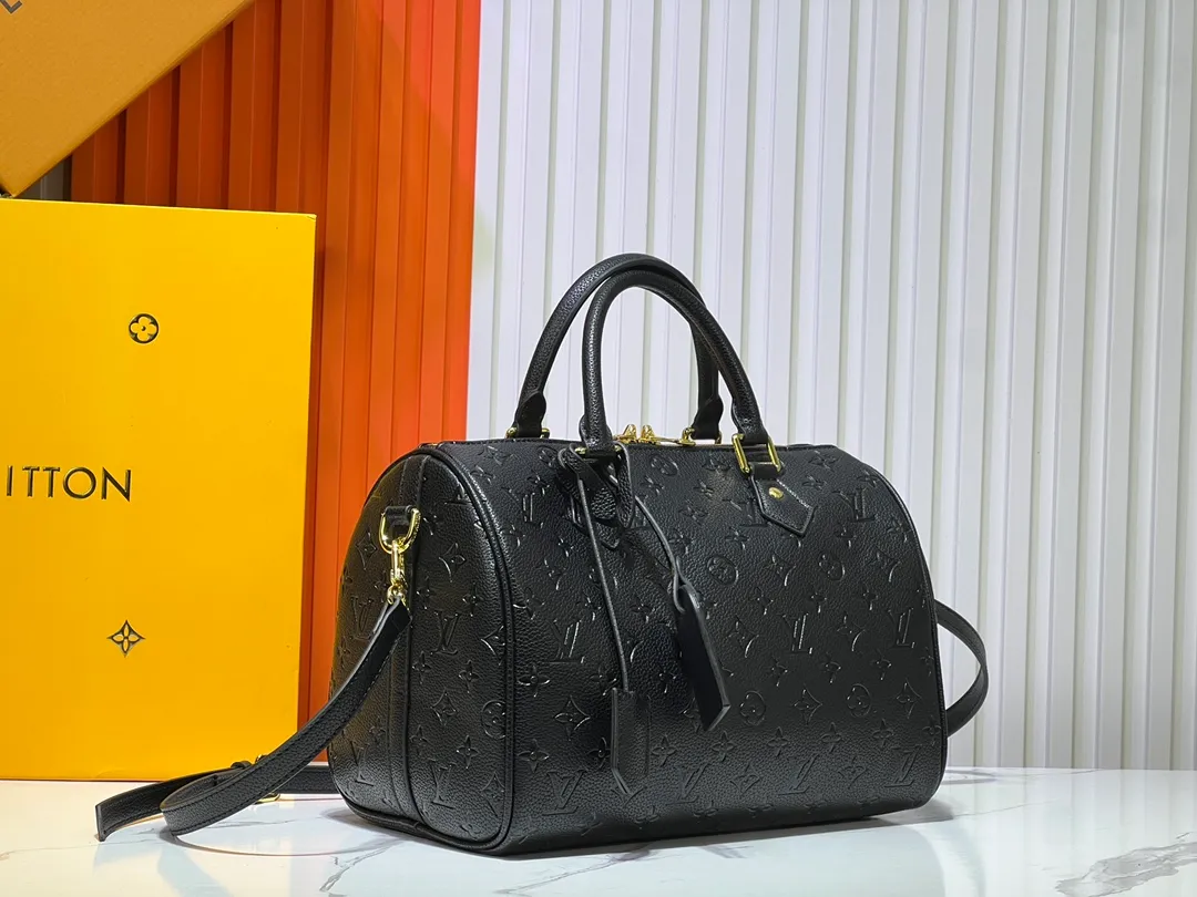 Batch 300💰Upgraded from the original M47186 M11323 M40391 This Speedy Soft 30 handbag renews the classic design of the Speedy handbag, using Monogram Empreinte leather and suede cowhide lining to create a light and soft structure. Whether carried by hand, cross-body or shoulder, you can create a trendy look. Dimensions: 30x21x17 cm