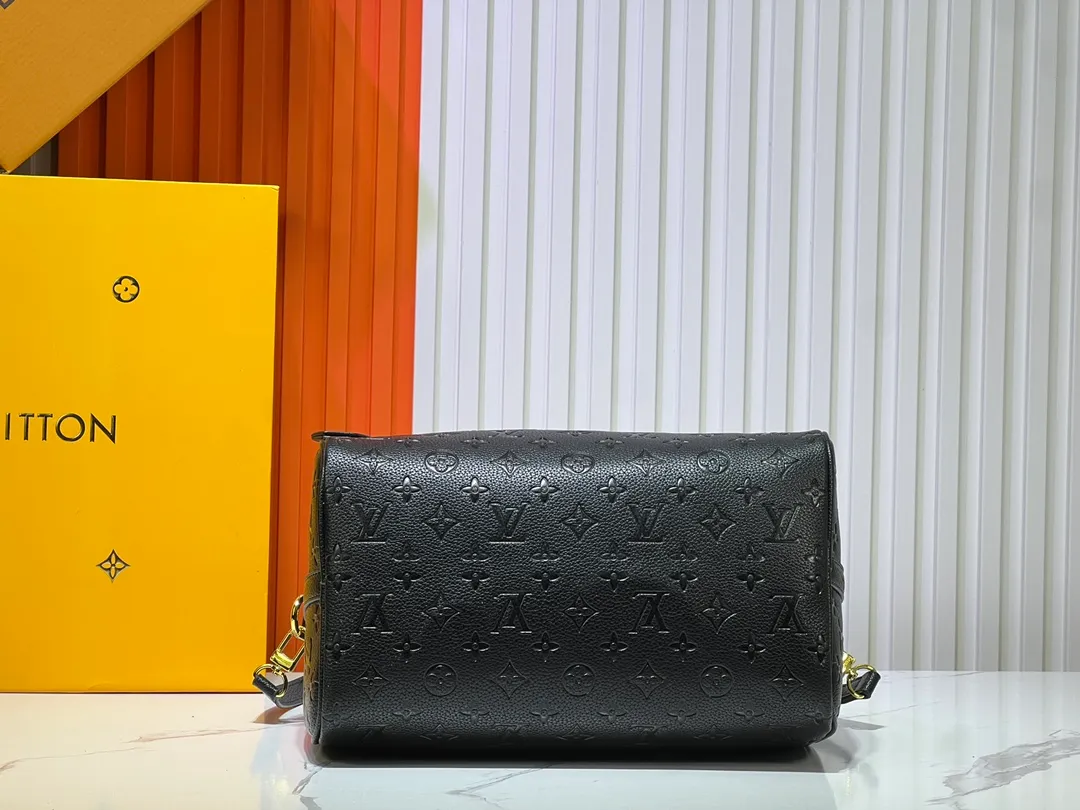 Batch 300💰Upgraded from the original M47186 M11323 M40391 This Speedy Soft 30 handbag renews the classic design of the Speedy handbag, using Monogram Empreinte leather and suede cowhide lining to create a light and soft structure. Whether carried by hand, cross-body or shoulder, you can create a trendy look. Dimensions: 30x21x17 cm