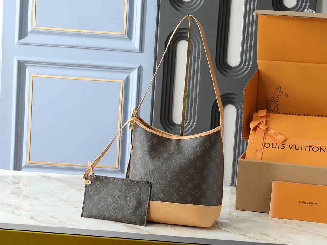 💰280💰Upgraded from the original M25468. This small Low Key Hobo handbag is blended with canvas and cow leather, using texture contrast to interpret the elegant style of the new season. Distressed metal hardware and a removable Monogram zippered inner pocket harken back to the brand's trunk-making heritage, while the striped lining highlights sophisticated details. Dimensions: 24.0 x 28.0 x 16.0 cm (length x height x width)