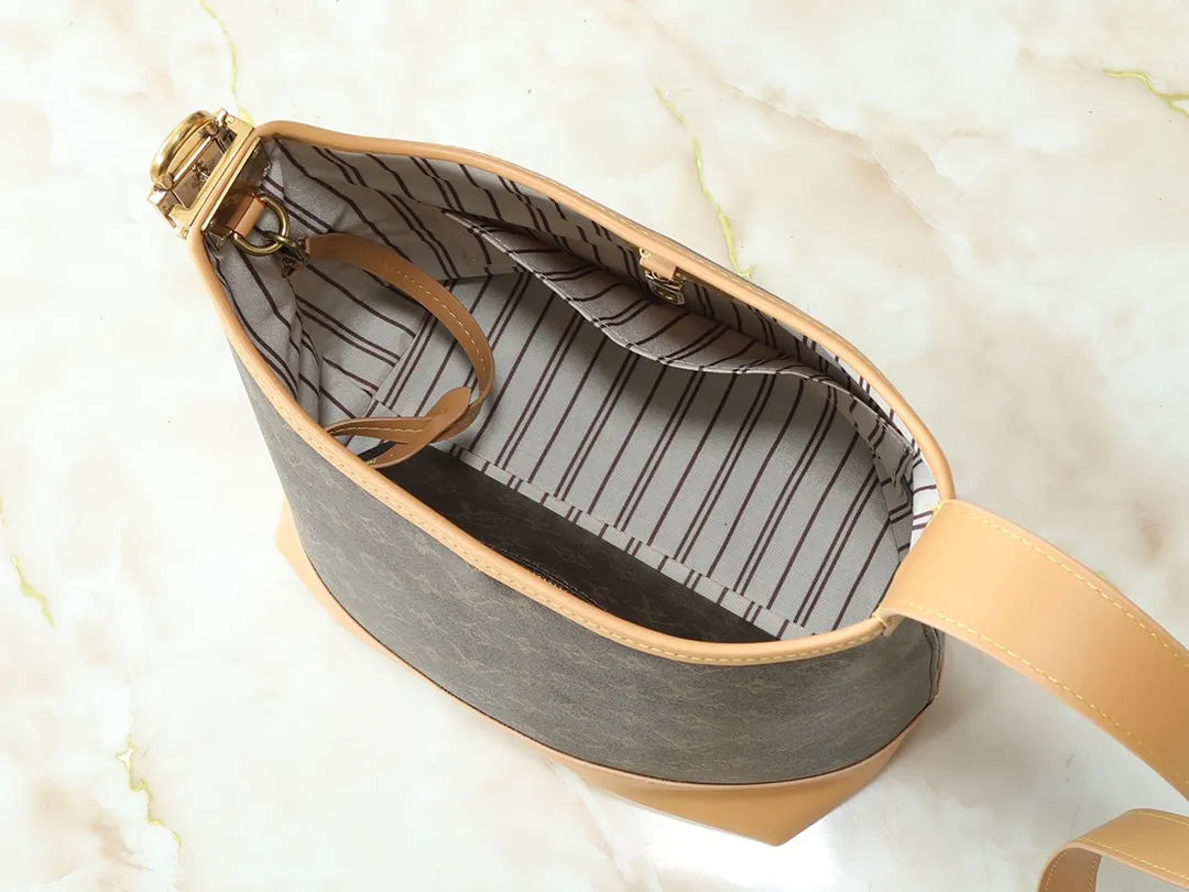 💰280💰Upgraded from the original M25468. This small Low Key Hobo handbag is blended with canvas and cow leather, using texture contrast to interpret the elegant style of the new season. Distressed metal hardware and a removable Monogram zippered inner pocket harken back to the brand's trunk-making heritage, while the striped lining highlights sophisticated details. Dimensions: 24.0 x 28.0 x 16.0 cm (length x height x width)