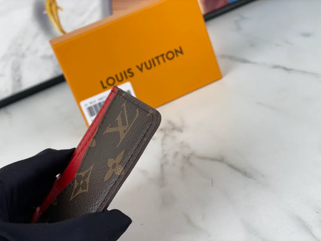 💰90💰M60166👏👏The Neo card holder made of Monogram Macassar canvas is the first choice for carrying important cards. Cowhide leather trim makes the classic Louis Vuitton pattern even more eye-catching. Dimensions: 11.0 x 7.0 x 0.6 cm