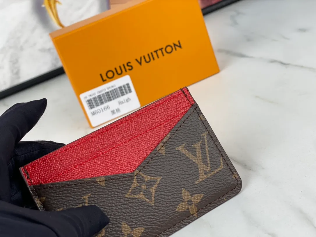 💰90💰M60166👏👏The Neo card holder made of Monogram Macassar canvas is the first choice for carrying important cards. Cowhide leather trim makes the classic Louis Vuitton pattern even more eye-catching. Dimensions: 11.0 x 7.0 x 0.6 cm