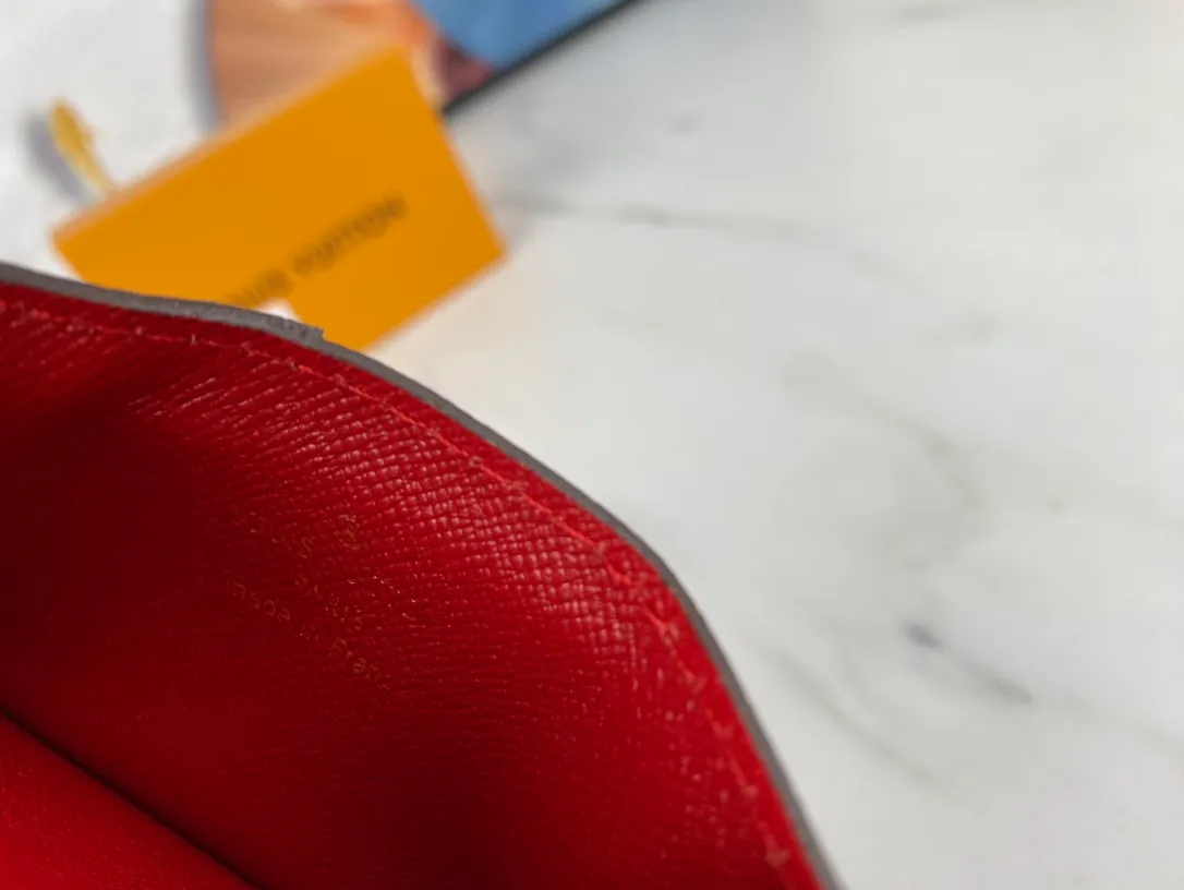💰90💰M60166👏👏The Neo card holder made of Monogram Macassar canvas is the first choice for carrying important cards. Cowhide leather trim makes the classic Louis Vuitton pattern even more eye-catching. Dimensions: 11.0 x 7.0 x 0.6 cm