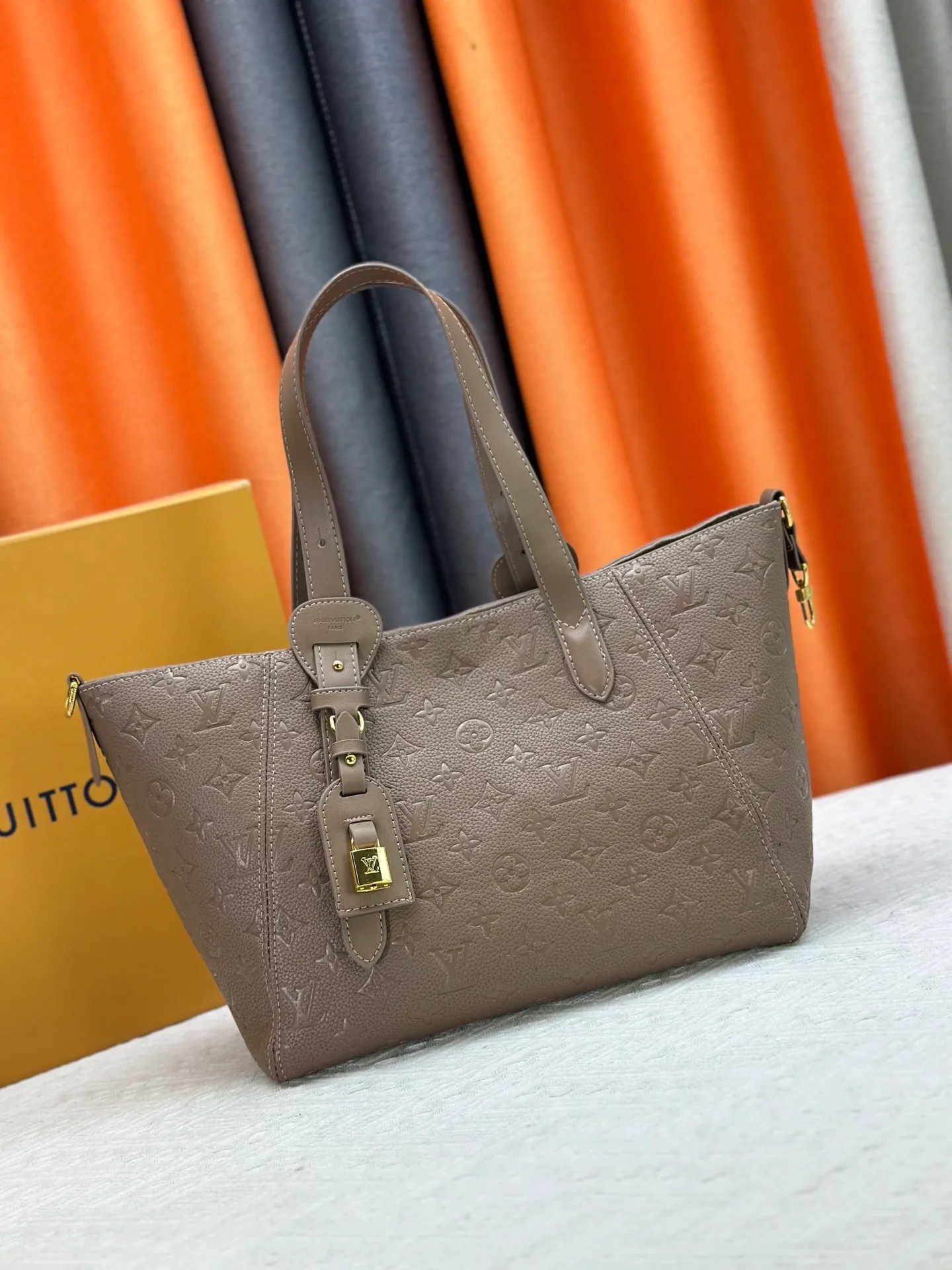 P260 Small M25858 Black M25890 Gray This All In One small handbag expands the capacity definition of the All-In series and can be transformed into a rounded Hobo handbag or an open tote bag, making it easy to carry your daily needs. Monogram Empreinte leather bag with dazzling metal parts, LV padlock and nameplate highlight the exquisite details. 40.0x22.0x15.0 cm (Length x Height