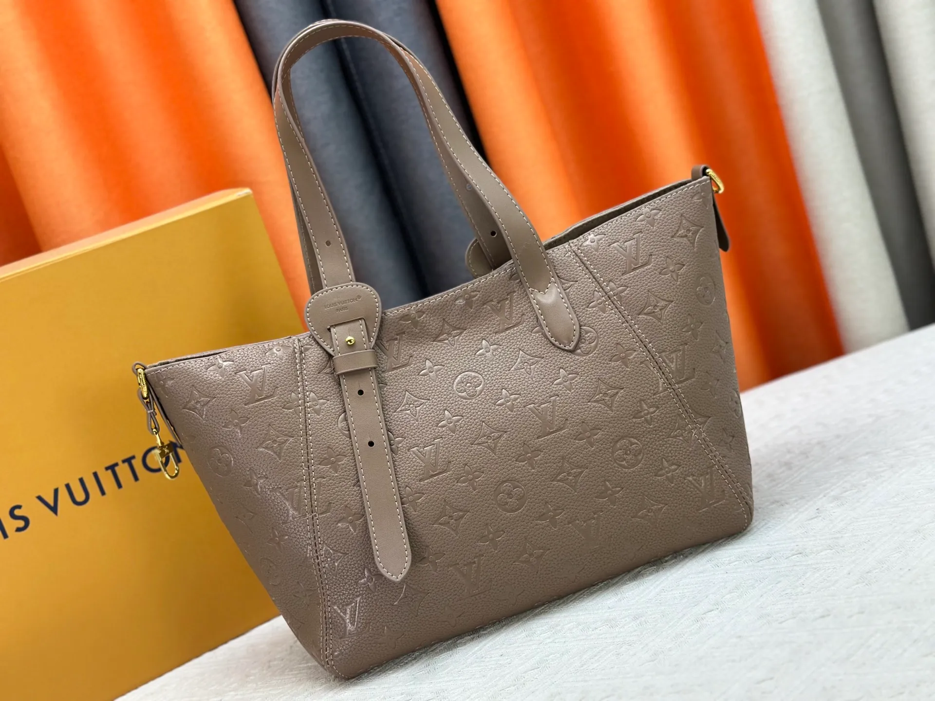 P260 Small M25858 Black M25890 Gray This All In One small handbag expands the capacity definition of the All-In series and can be transformed into a rounded Hobo handbag or an open tote bag, making it easy to carry your daily needs. Monogram Empreinte leather bag with dazzling metal parts, LV padlock and nameplate highlight the exquisite details. 40.0x22.0x15.0 cm (Length x Height