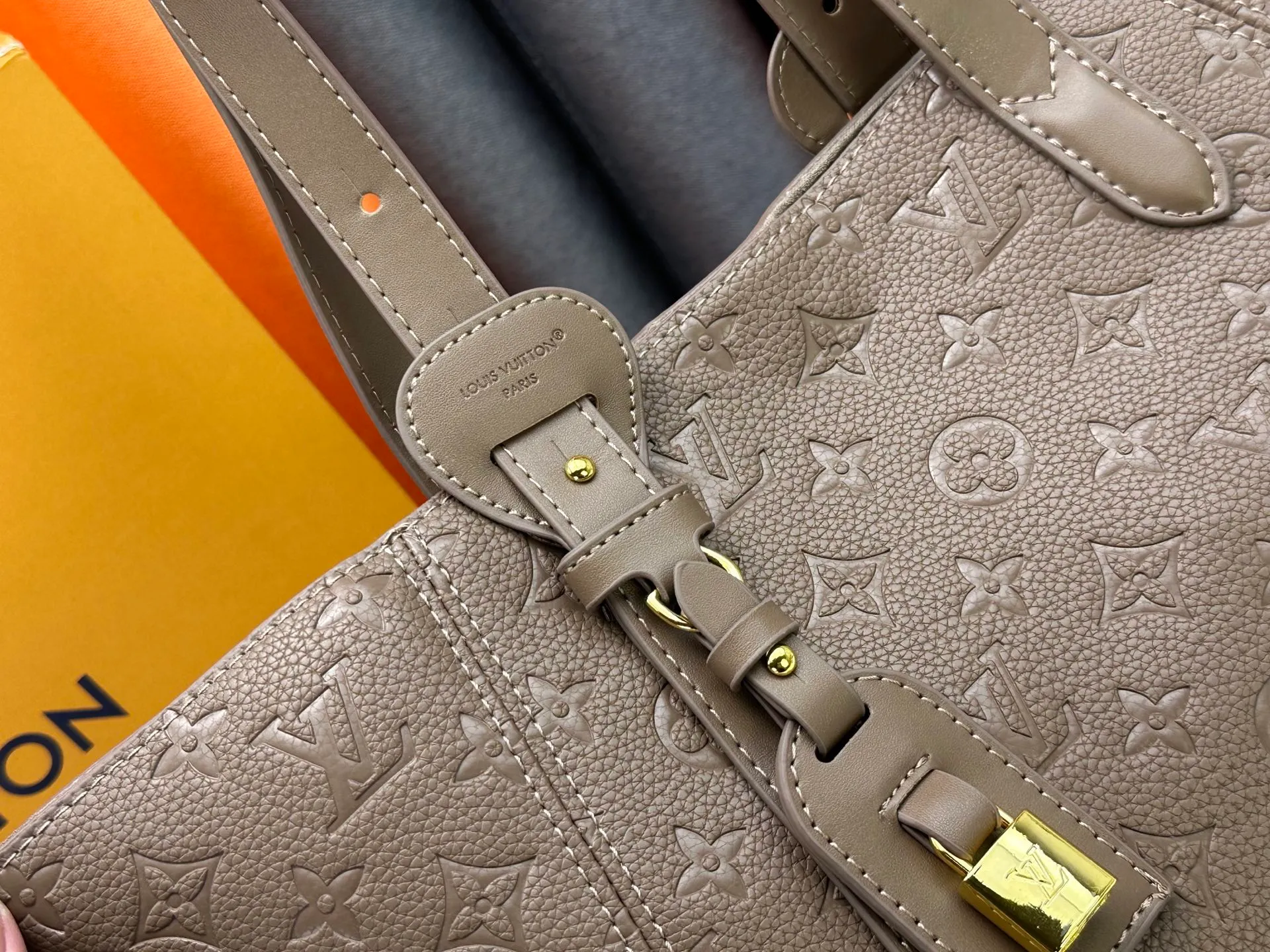 P260 Small M25858 Black M25890 Gray This All In One small handbag expands the capacity definition of the All-In series and can be transformed into a rounded Hobo handbag or an open tote bag, making it easy to carry your daily needs. Monogram Empreinte leather bag with dazzling metal parts, LV padlock and nameplate highlight the exquisite details. 40.0x22.0x15.0 cm (Length x Height