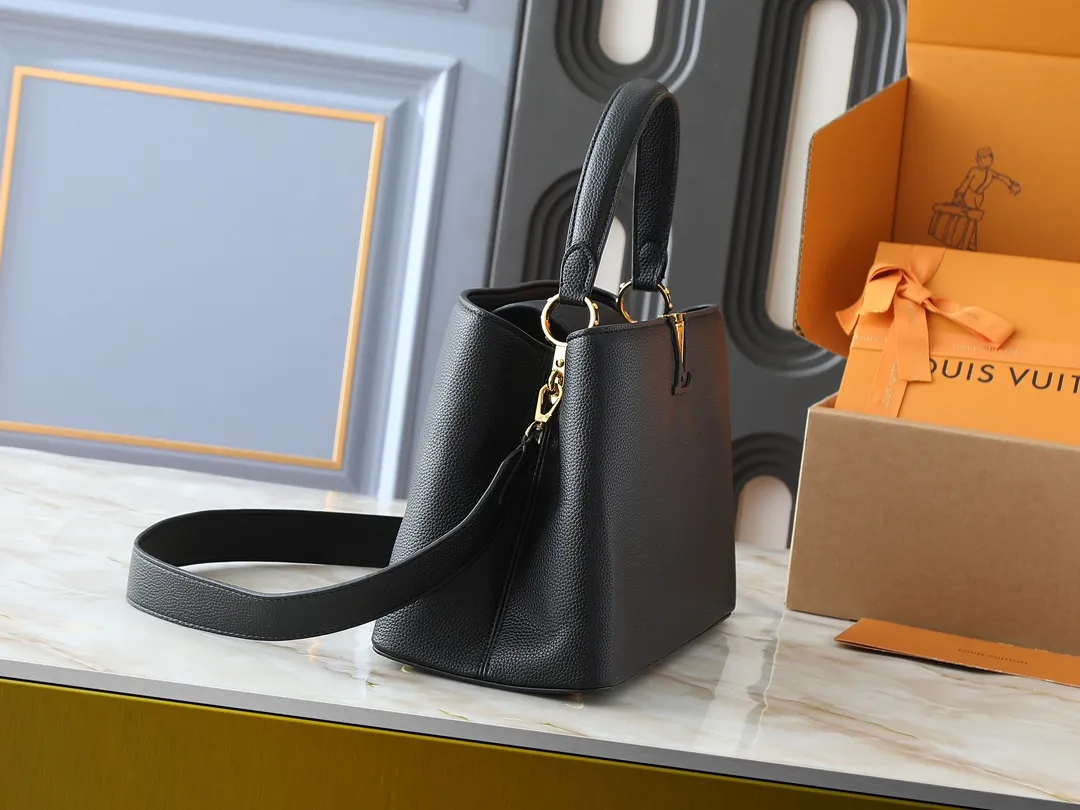 💰400💰Guangzhou goods Upgraded original M13027 M24879 M24620 M24607 This large Capucines Souple handbag relies on tanning technology to give the glossy grained cow leather a soft texture, interpreting an enlarged version of the brand's classic configuration. Plenty of space for daily commuting and weekend travel. Dimensions: 38.0 x 23.0 x 16.0 cm (length x height x width)
