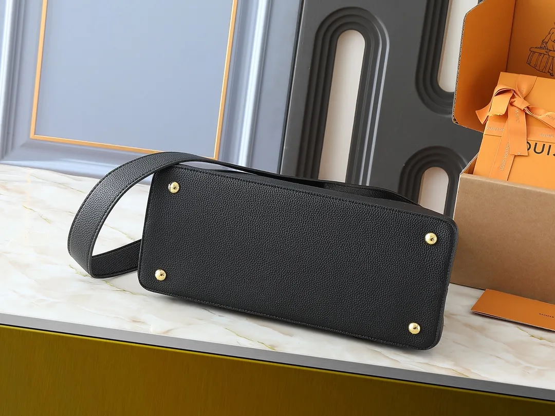 💰400💰Guangzhou goods Upgraded original M13027 M24879 M24620 M24607 This large Capucines Souple handbag relies on tanning technology to give the glossy grained cow leather a soft texture, interpreting an enlarged version of the brand's classic configuration. Plenty of space for daily commuting and weekend travel. Dimensions: 38.0 x 23.0 x 16.0 cm (length x height x width)
