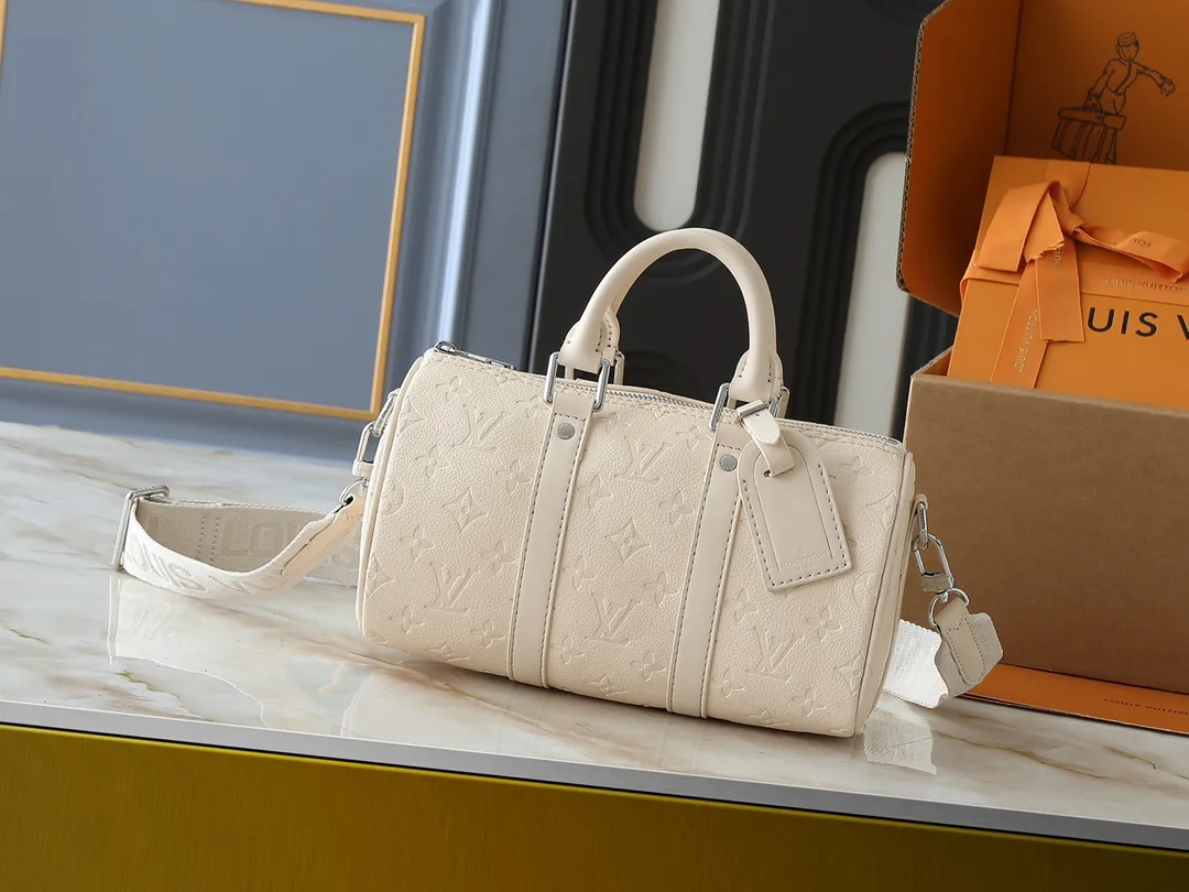 💰240💰Upgraded from the original M14078 M01942 M15076 M24434 M46271 M20900 M46249 This handbag condenses the classic silhouette of the Keepall travel bag. It is made of Monogram embossed Taurillon leather. The compact structure is suitable for storing small items such as mobile phones and wallets. With its clever use of leather handles and detachable shoulder strap, it's easy to carry with you in trendy style. Detailed features Dimensions: 25✘15✘11 cm