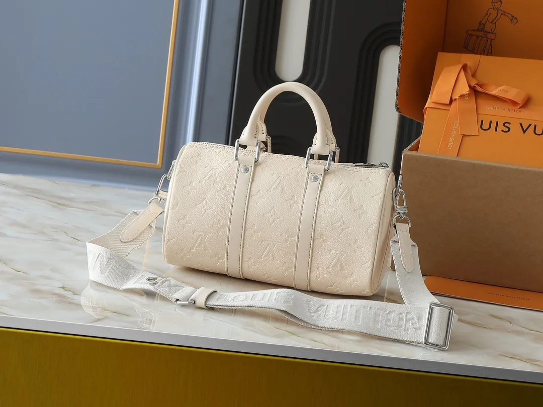 💰240💰Upgraded from the original M14078 M01942 M15076 M24434 M46271 M20900 M46249 This handbag condenses the classic silhouette of the Keepall travel bag. It is made of Monogram embossed Taurillon leather. The compact structure is suitable for storing small items such as mobile phones and wallets. With its clever use of leather handles and detachable shoulder strap, it's easy to carry with you in trendy style. Detailed features Dimensions: 25✘15✘11 cm