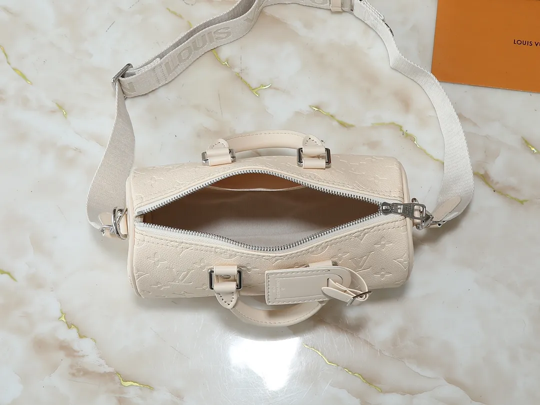 💰240💰Upgraded from the original M14078 M01942 M15076 M24434 M46271 M20900 M46249 This handbag condenses the classic silhouette of the Keepall travel bag. It is made of Monogram embossed Taurillon leather. The compact structure is suitable for storing small items such as mobile phones and wallets. With its clever use of leather handles and detachable shoulder strap, it's easy to carry with you in trendy style. Detailed features Dimensions: 25✘15✘11 cm