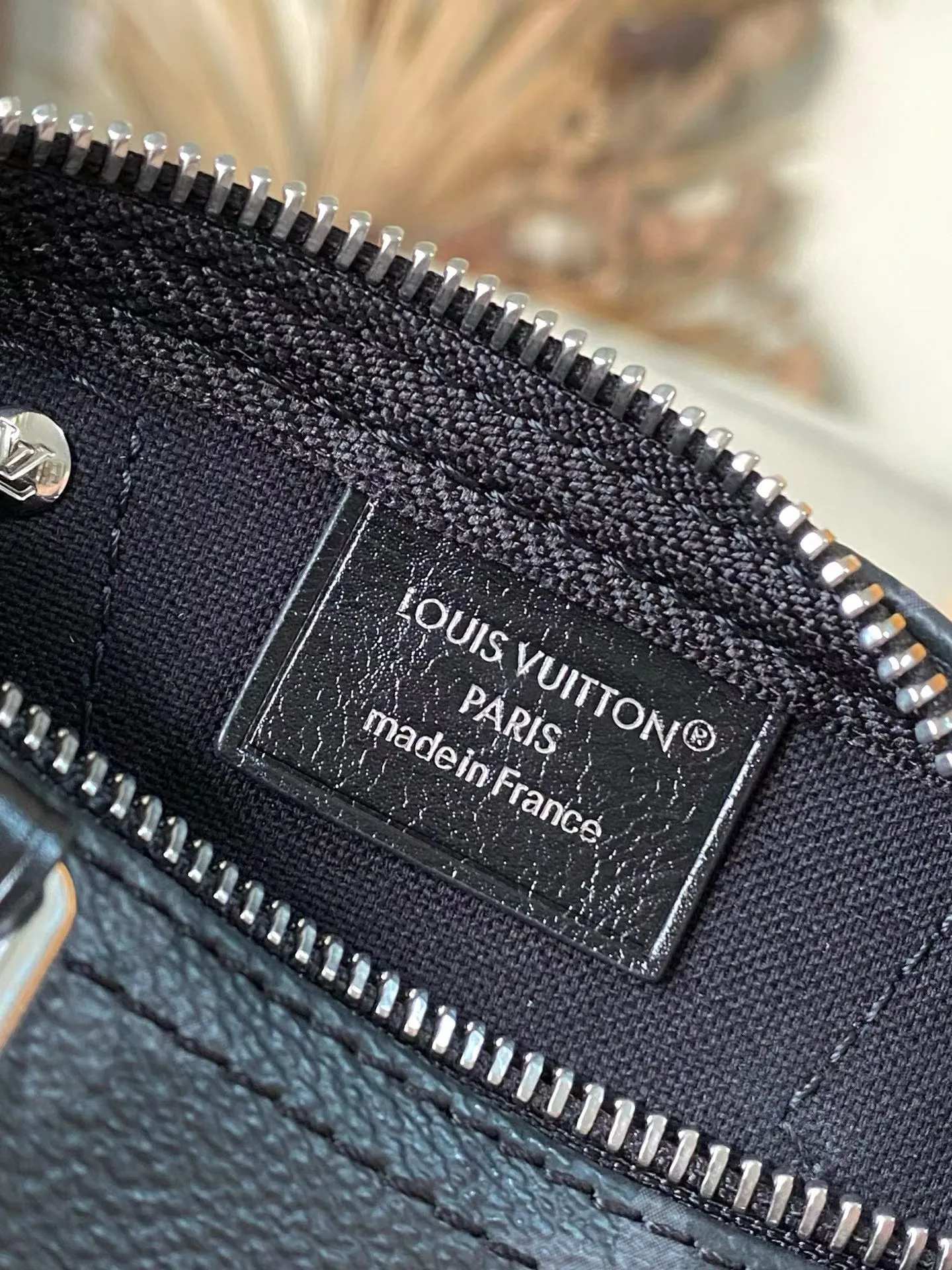 💰740 Top original order M26573 This Nano Speedy handbag is made of canvas and has a beautiful shape. It uses the Monogram Eclipse pattern to convey elegant style and easily brighten the day and night look. Yingze metal parts exude a sophisticated atmosphere, with plenty of space to accommodate daily needs such as a short wallet, and the detachable shoulder strap allows for multiple carrying methods. Dimensions: 16 × 10 × 7.5 cm