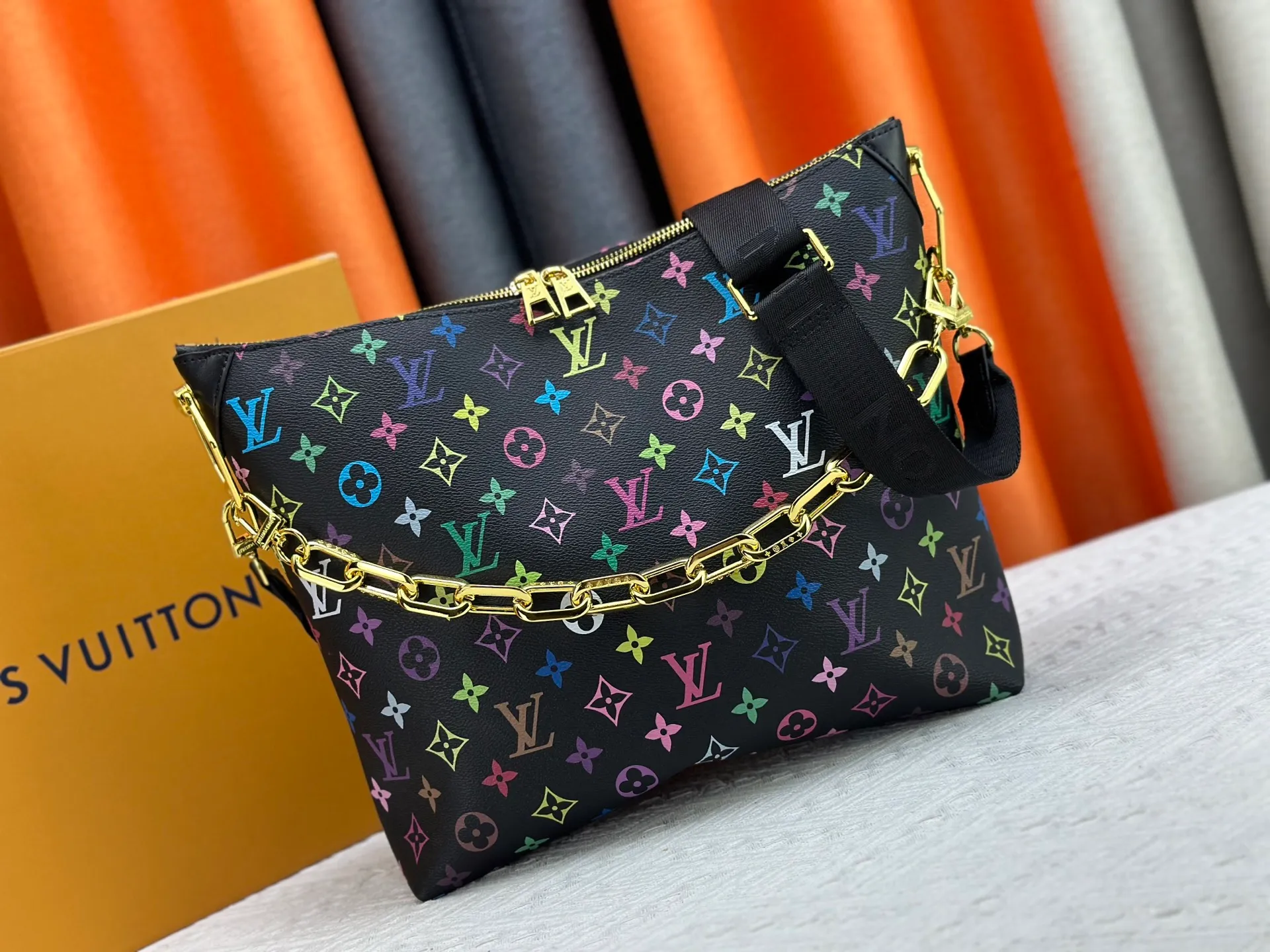 P280 Upgraded original M12068 M12071 M12072 This new Coussin series of hobo bags combines fashion and functionality, and combines the series' iconic design elements. The bag is made of smooth cotton-paved leather and is embossed with the brand's Monogram pattern. The signature thick chain strap is accented with gold-tone hardware, while the wide detachable textile shoulder strap allows you to carry it in different ways. This versatile style is large enough to hold a laptop and features a removable zip pocket. Dimensions: 38x33x10 cm