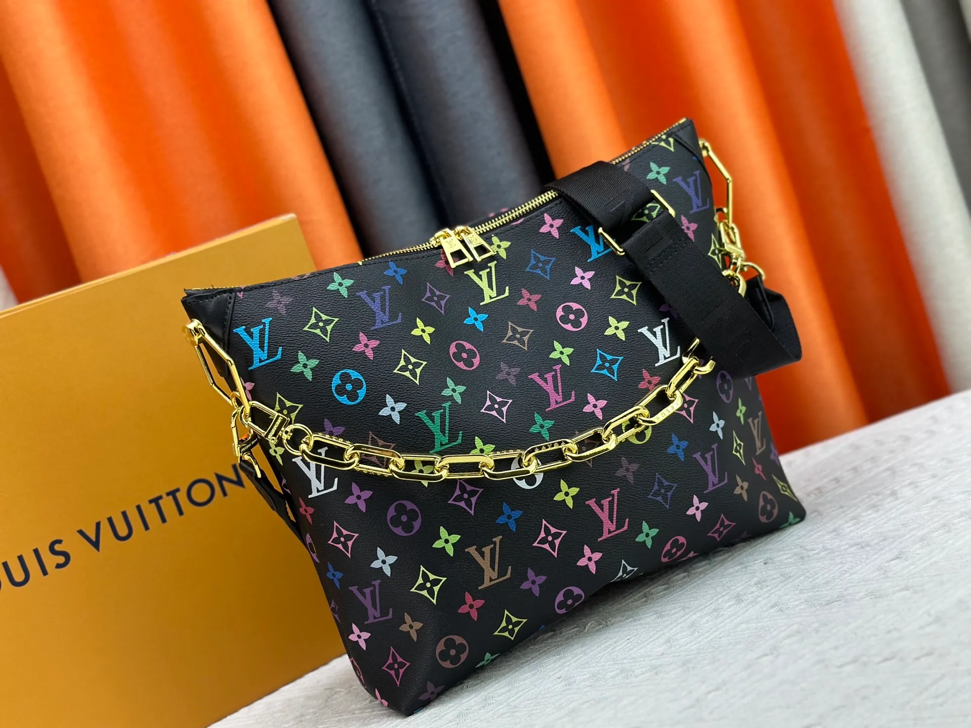 P280 Upgraded original M12068 M12071 M12072 This new Coussin series of hobo bags combines fashion and functionality, and combines the series' iconic design elements. The bag is made of smooth cotton-paved leather and is embossed with the brand's Monogram pattern. The signature thick chain strap is accented with gold-tone hardware, while the wide detachable textile shoulder strap allows you to carry it in different ways. This versatile style is large enough to hold a laptop and features a removable zip pocket. Dimensions: 38x33x10 cm