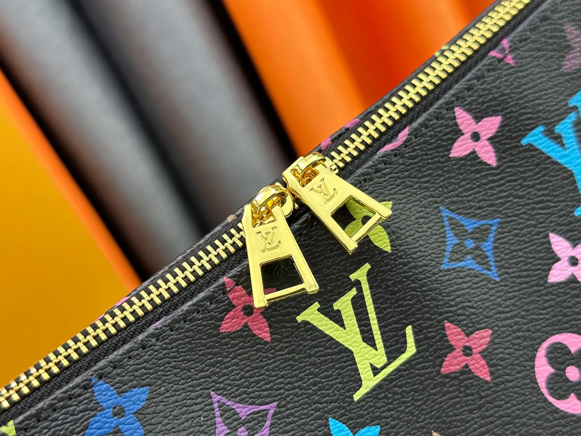 P280 Upgraded original M12068 M12071 M12072 This new Coussin series of hobo bags combines fashion and functionality, and combines the series' iconic design elements. The bag is made of smooth cotton-paved leather and is embossed with the brand's Monogram pattern. The signature thick chain strap is accented with gold-tone hardware, while the wide detachable textile shoulder strap allows you to carry it in different ways. This versatile style is large enough to hold a laptop and features a removable zip pocket. Dimensions: 38x33x10 cm